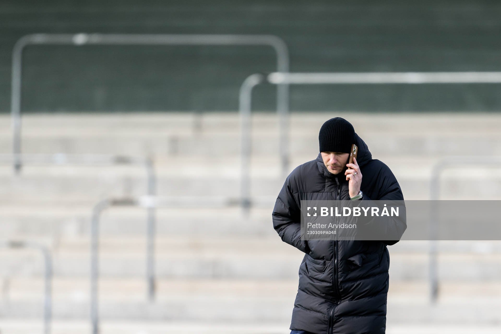 Assisterande sportchef Ola Toivonen pratar i telefon
