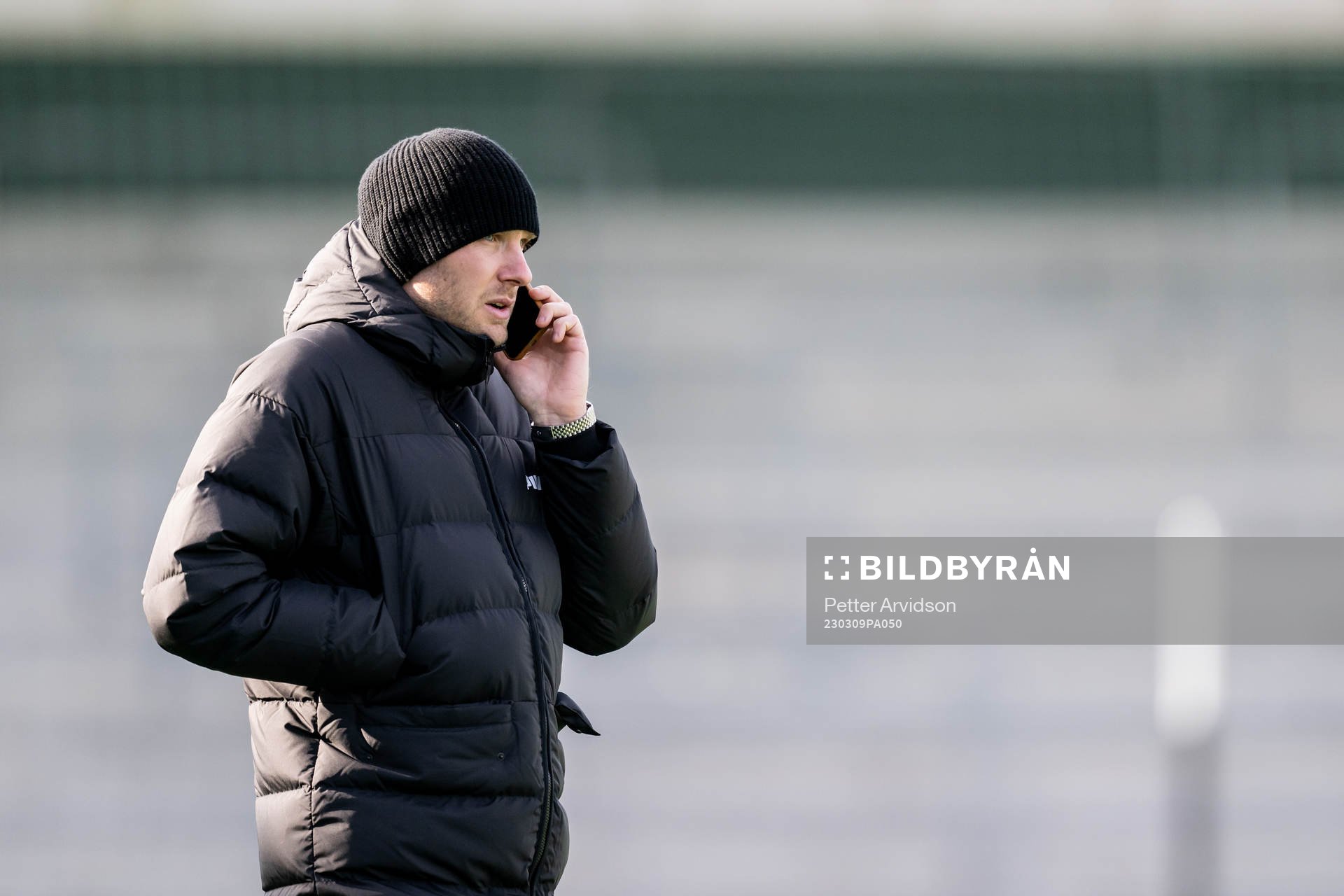 Assisterande sportchef Ola Toivonen pratar i telefon