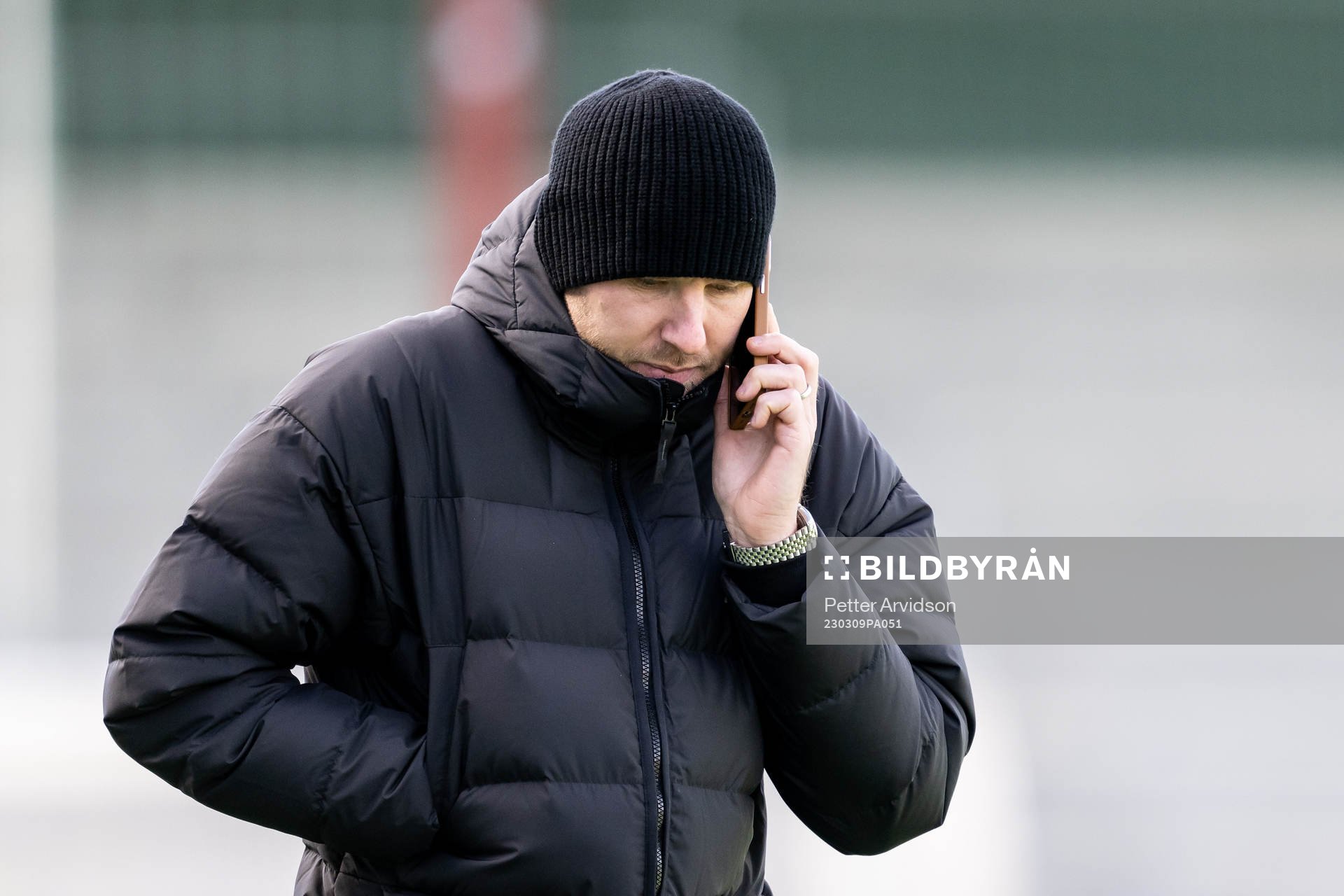 Assisterande sportchef Ola Toivonen pratar i telefon