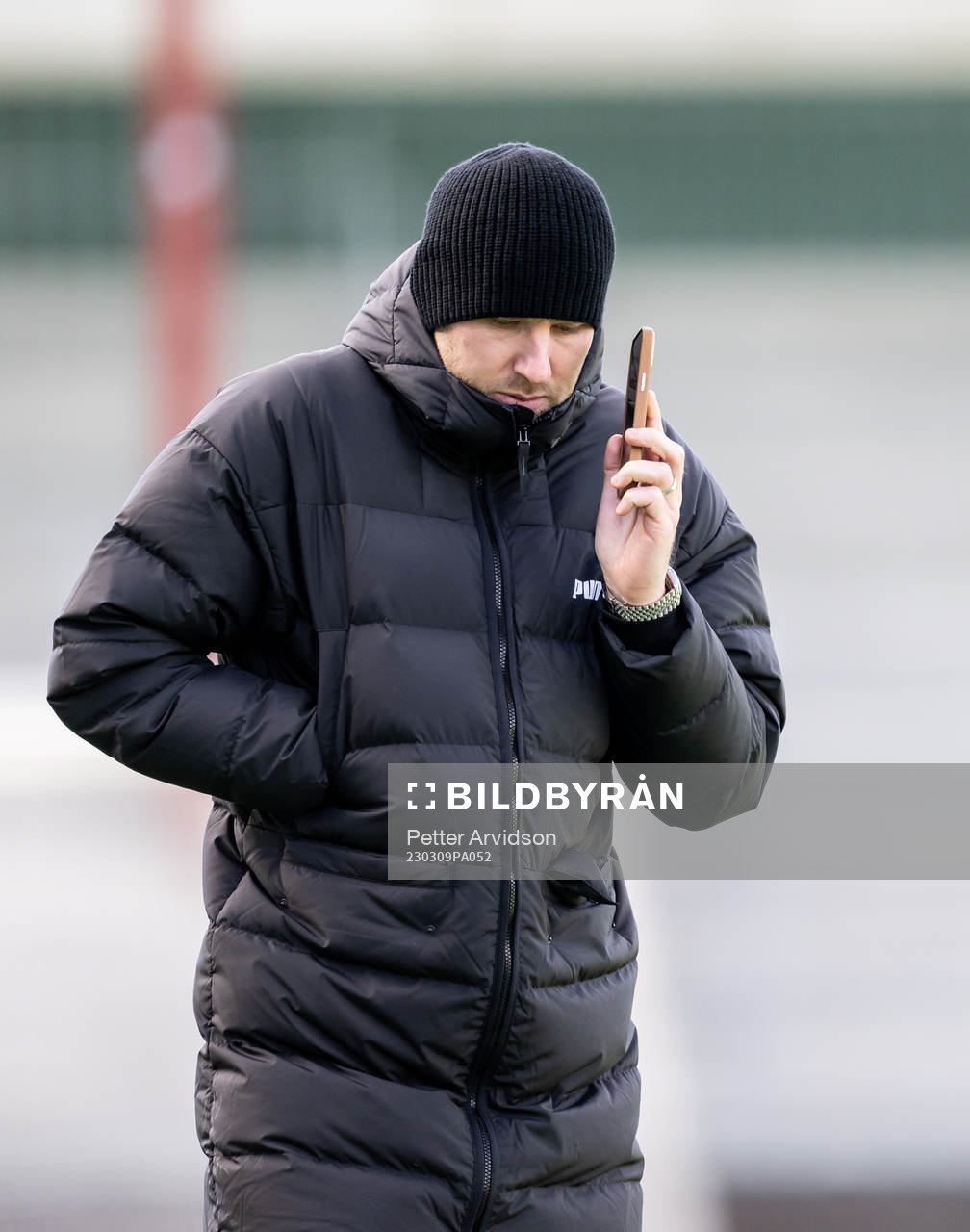 Assisterande sportchef Ola Toivonen pratar i telefon