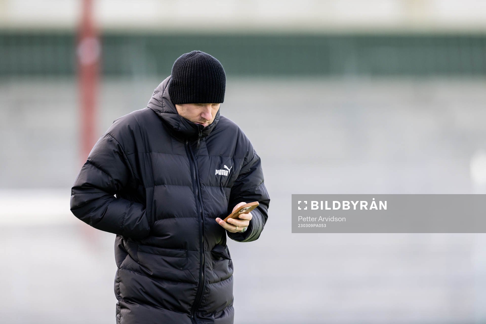 Assisterande sportchef Ola Toivonen med sin telefon