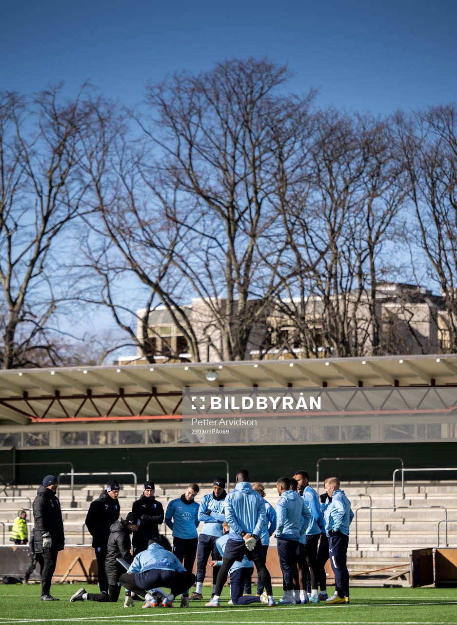 Tränare Henrik Rydström har genomgång
