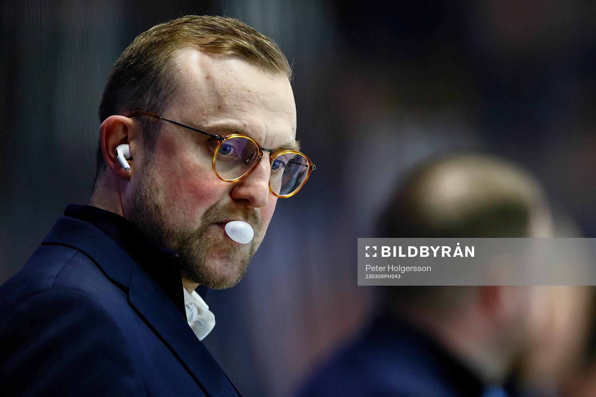 Linköpings assisterande tränare Jeff Jakobs med tuggummi