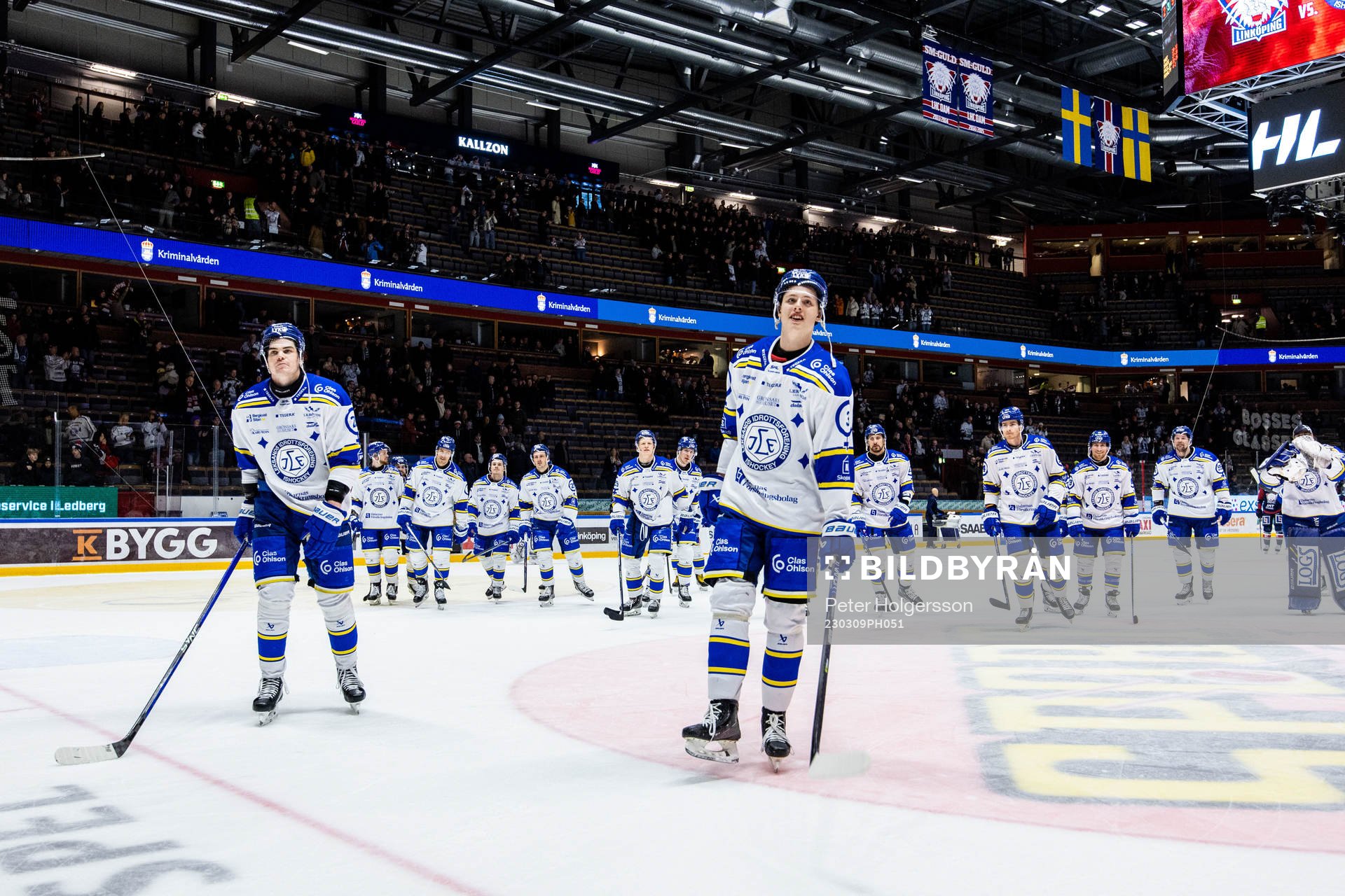Leksands Anton Johansson jublar med lagkamrater