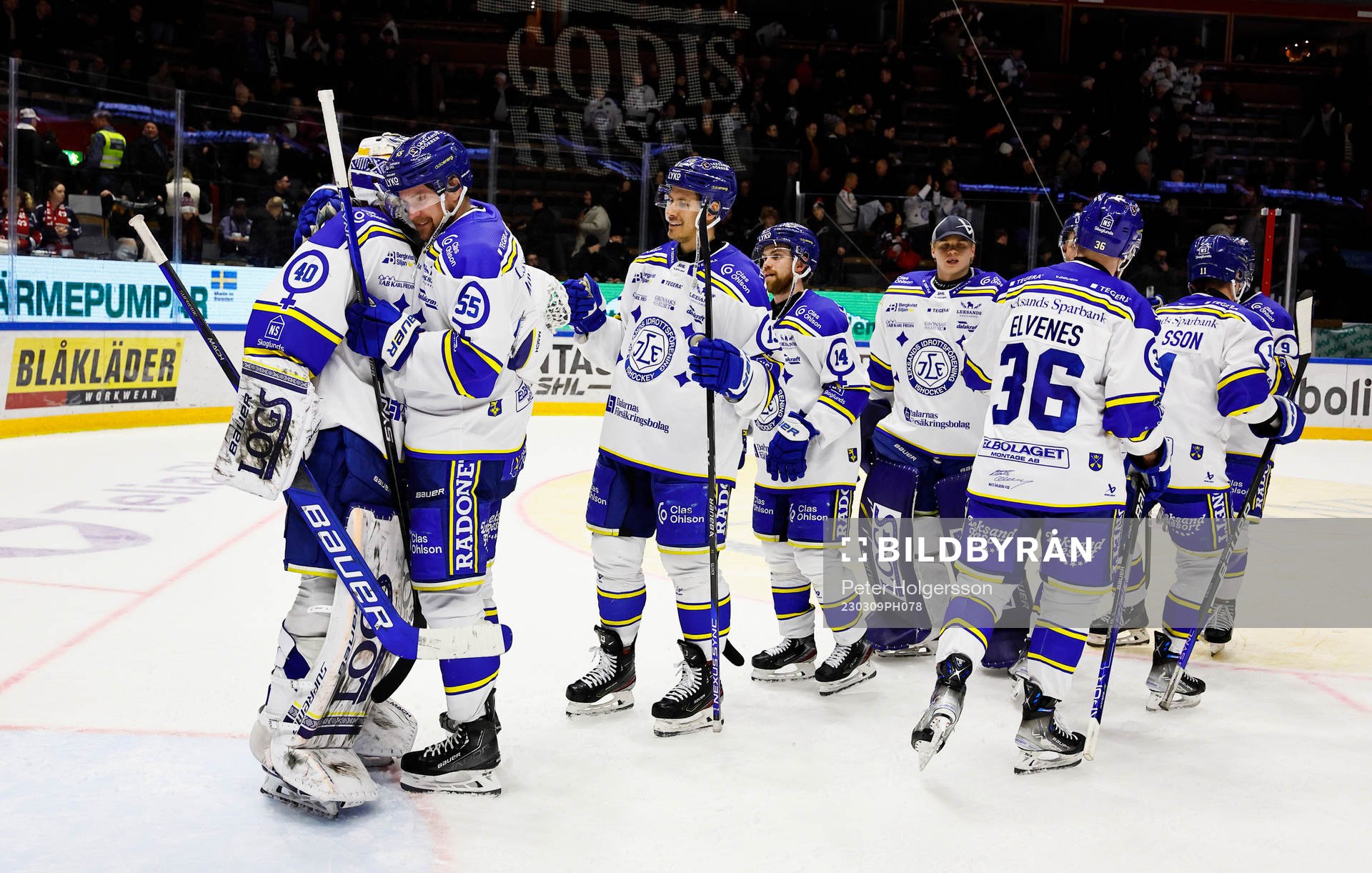 Leksands spelare jublar och tackar målvakt Mantas Armalis