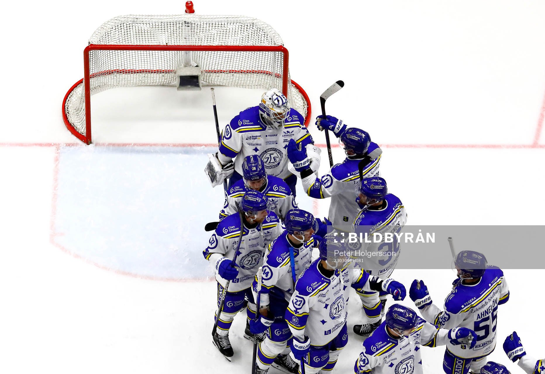 Leksands spelare jublar och tackar målvakt Mantas Armalis