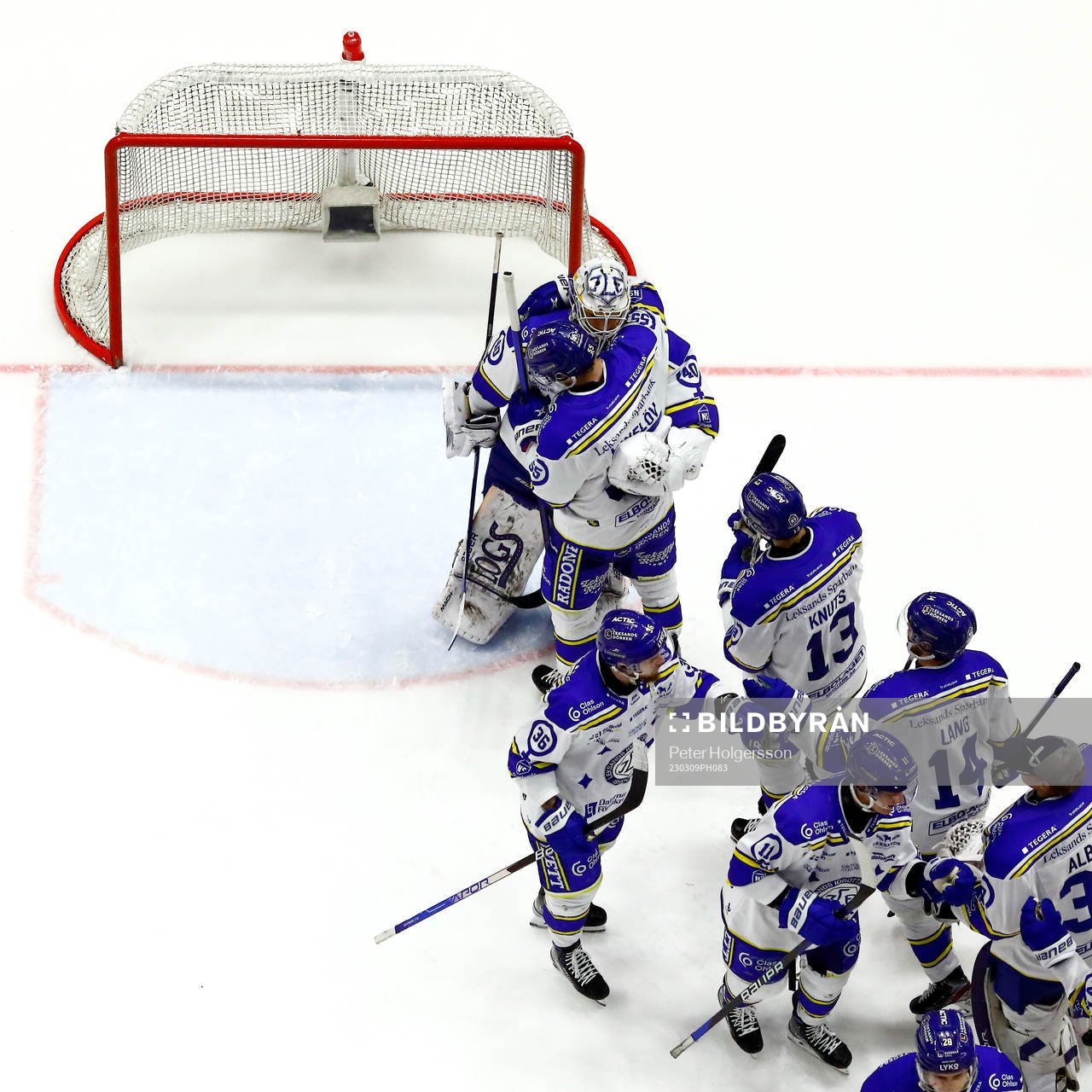 Leksands spelare jublar och tackar målvakt Mantas Armalis