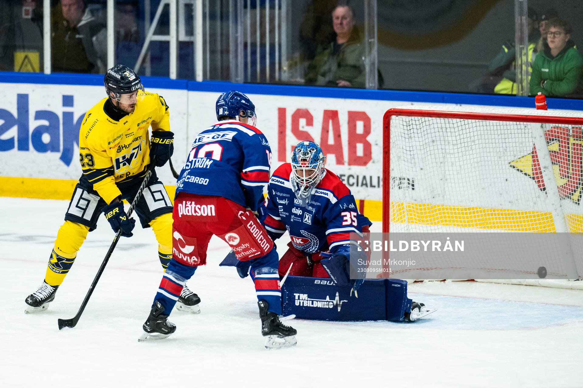 HV71s Nicholas Shore och Oskarshamns målvakt Joe Cannata