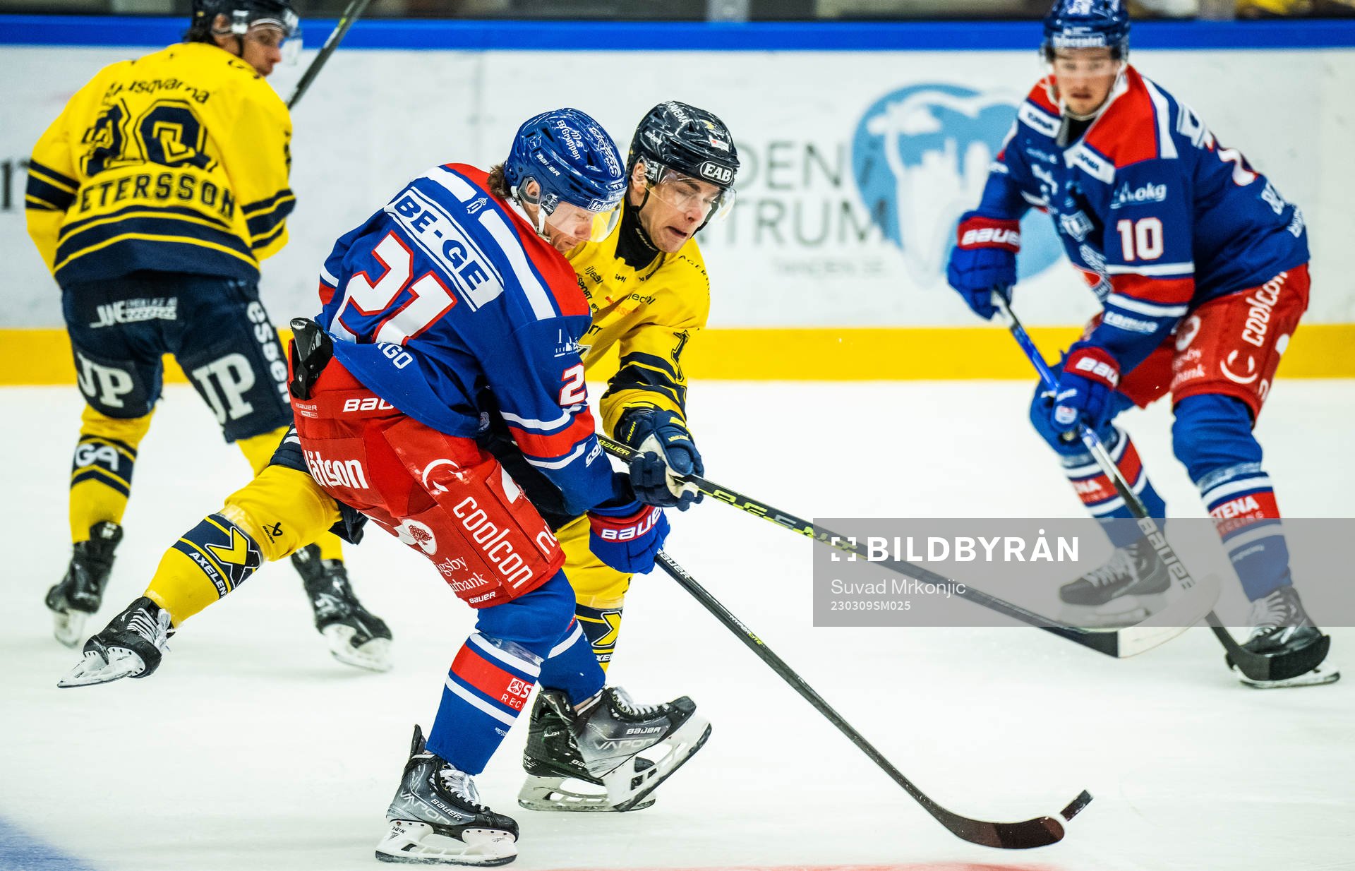Oskarshamns Myles Powell och HV71s Radan Lenc