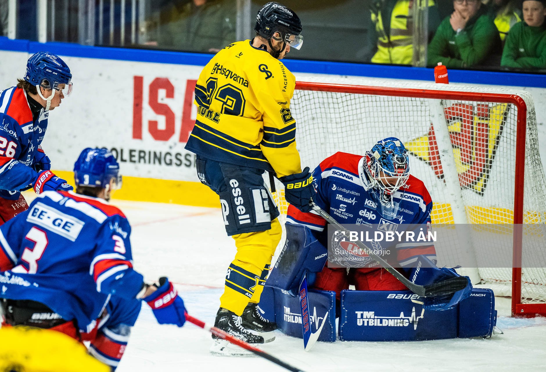 HV71s Nicholas Shore och Oskarshamns målvakt Joe Cannata