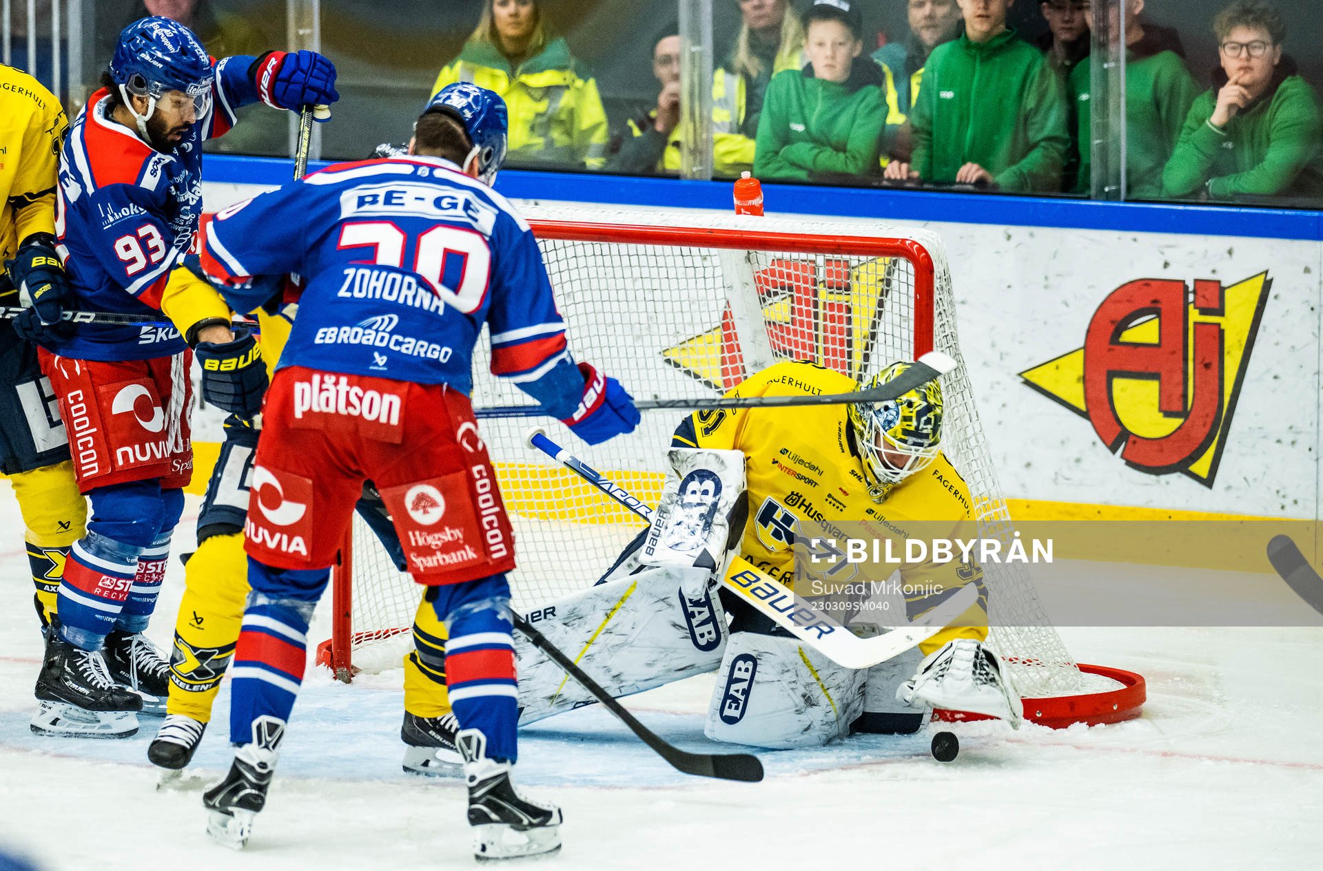 Oskarshamns Cameron Brace och Hynek Zohorna mot HV71s