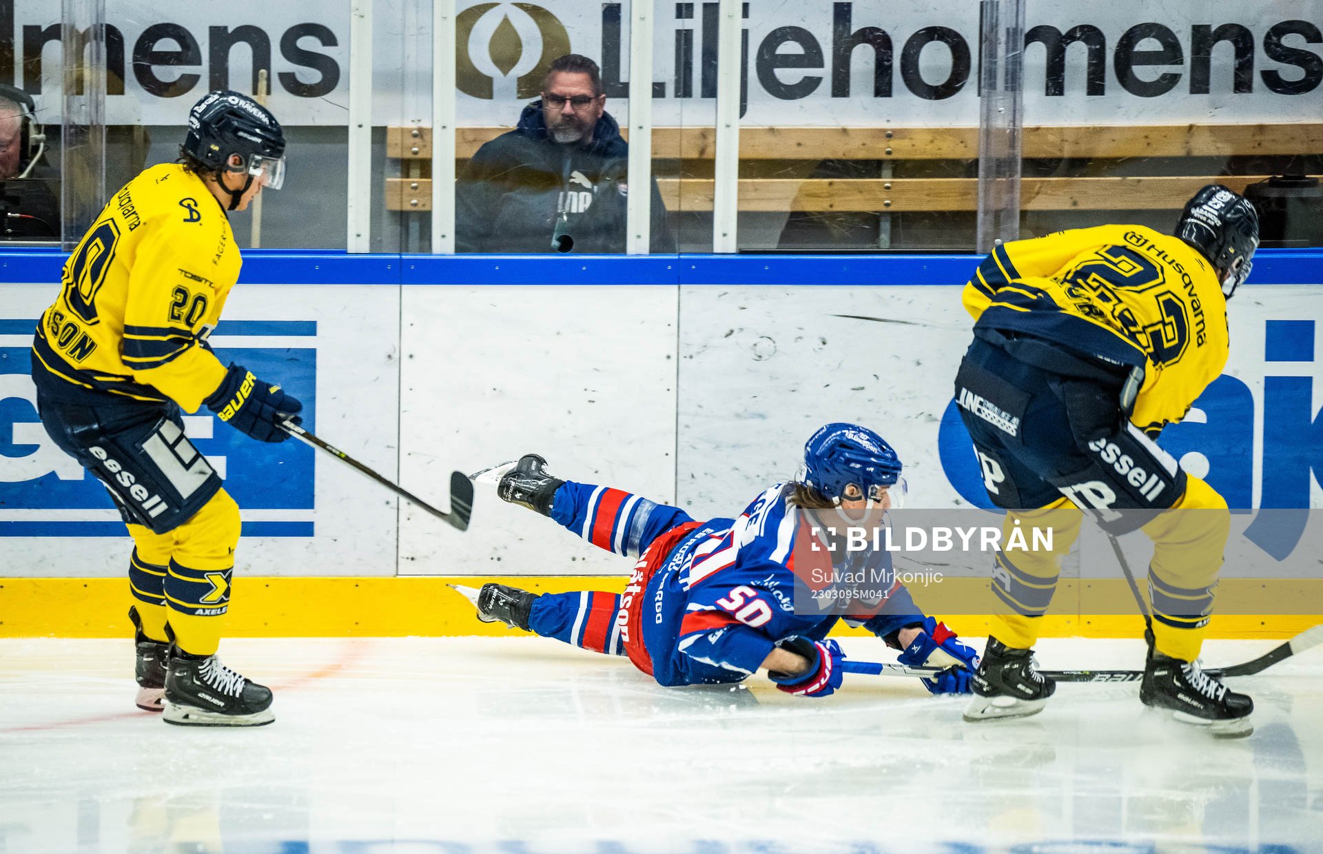 HV71s André Petersson och Nicholas Shore mot Oskarshamns