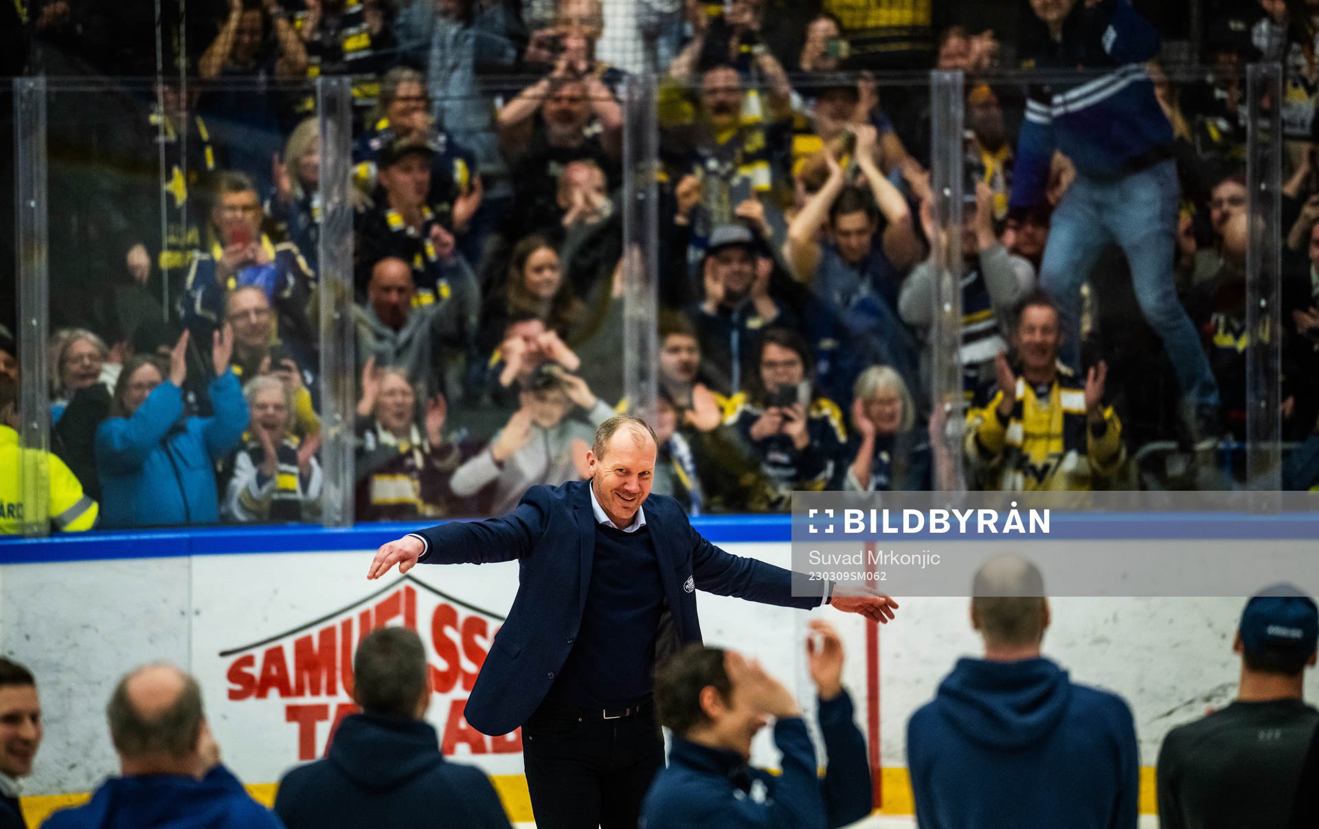HV71s tränare Johan Lindbom jublar med fansen