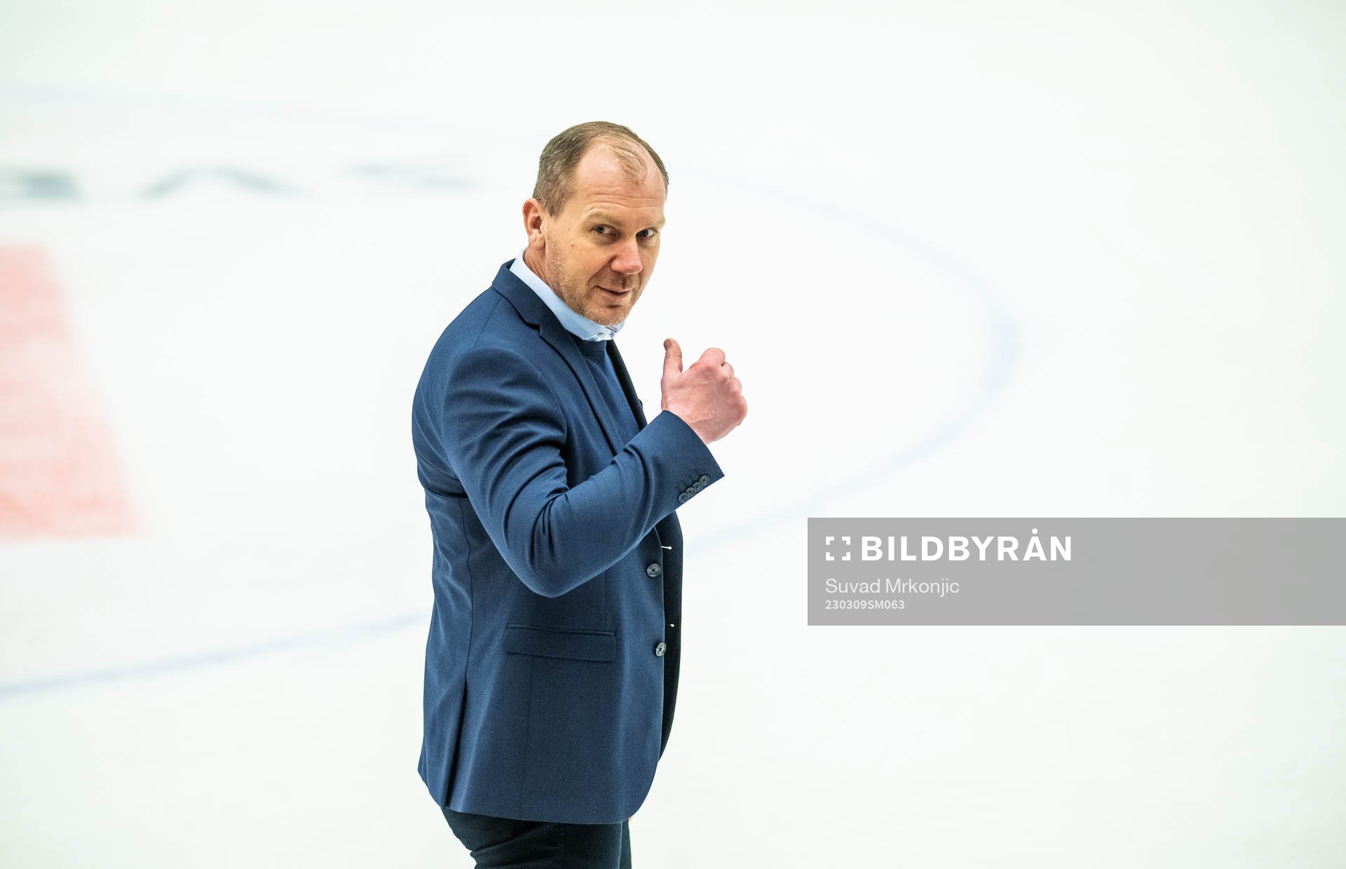 HV71s tränare Johan Lindbom jublar med fansen