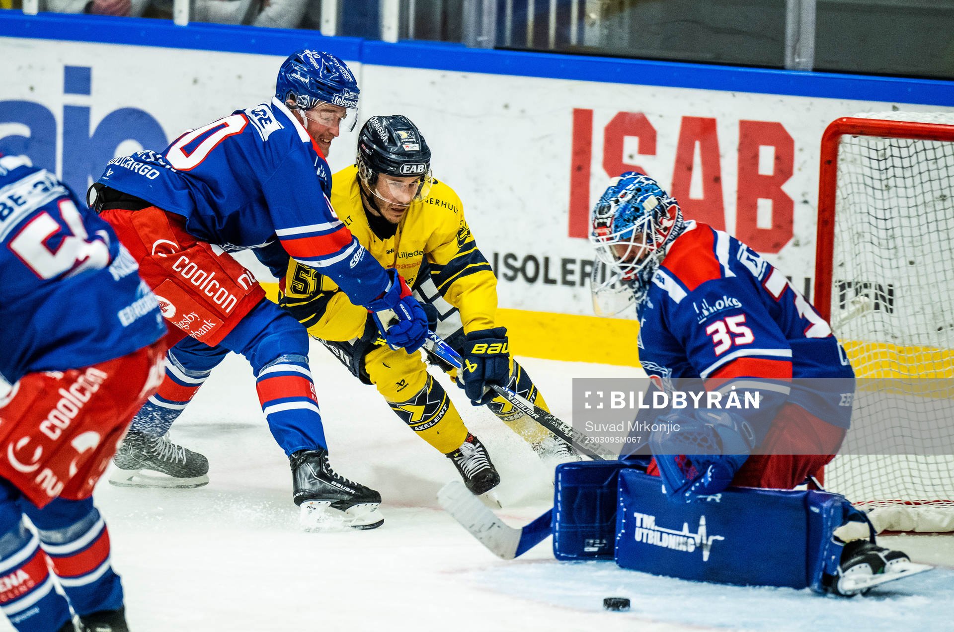 Oskarshamns Rasmus Bengtsson och målvakt Joe Cannata mot