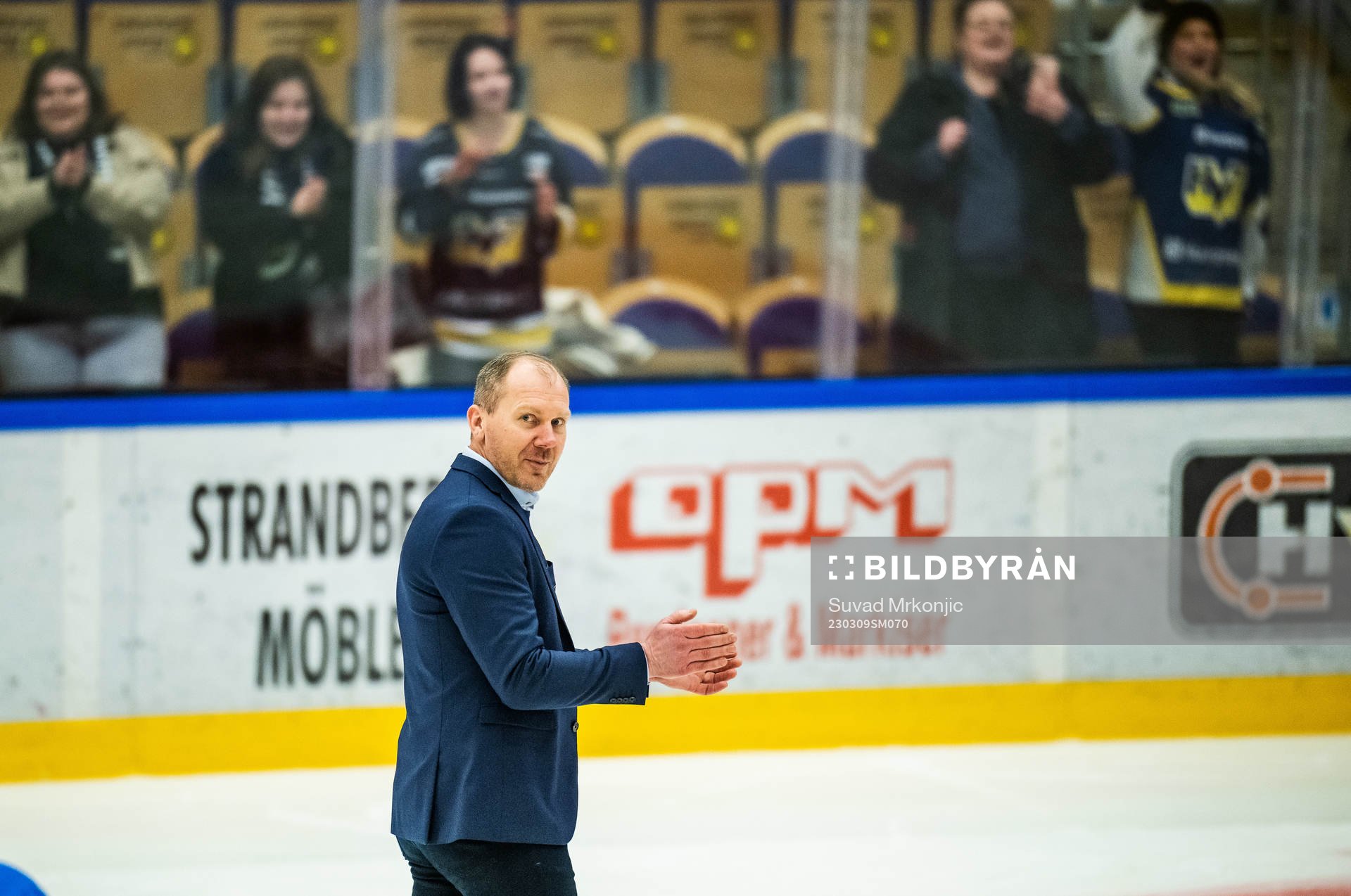 HV71s tränare Johan Lindbom jublar med fansen