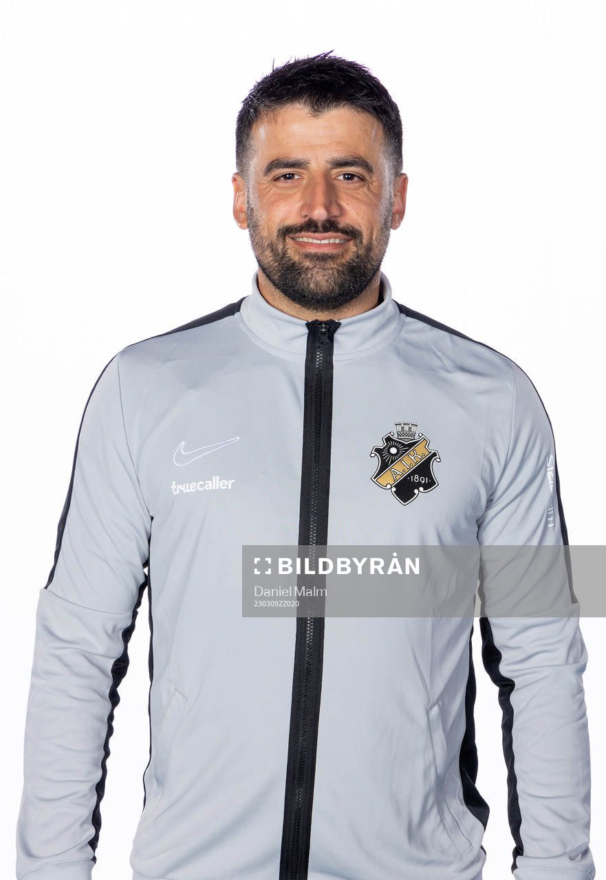 s Assisterande tränare Mesut Meral