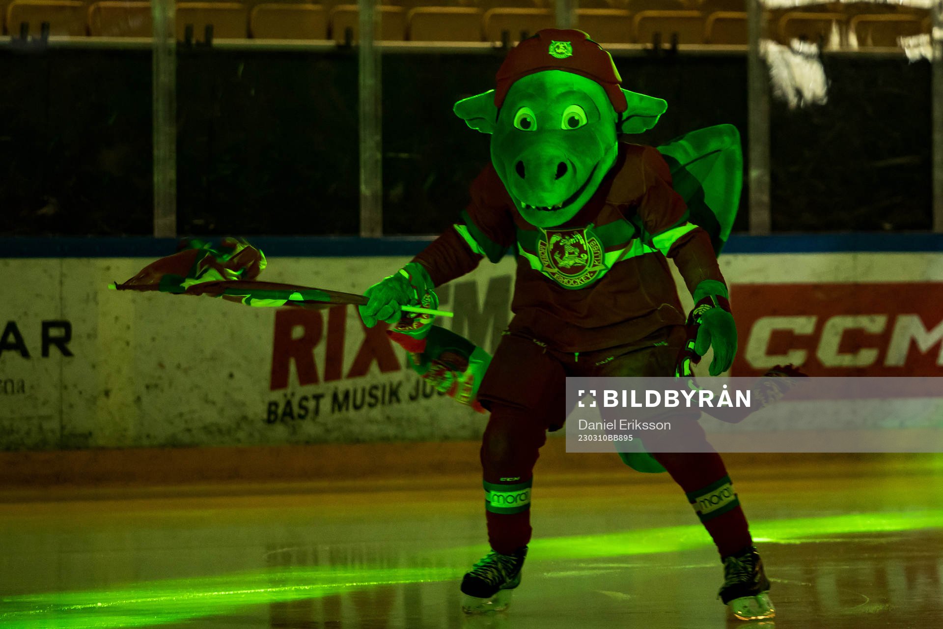 Draken innan ishockeymatchen i Hockeyallsvenskan mellan