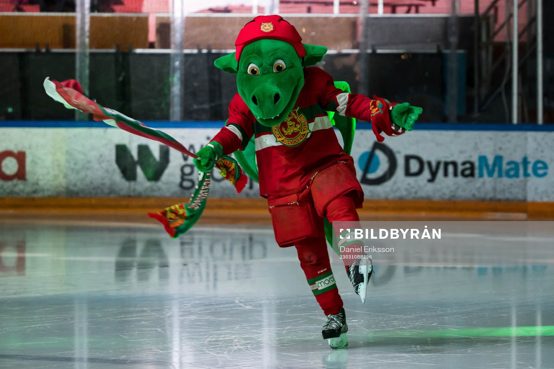 Draken innan ishockeymatchen i Hockeyallsvenskan mellan