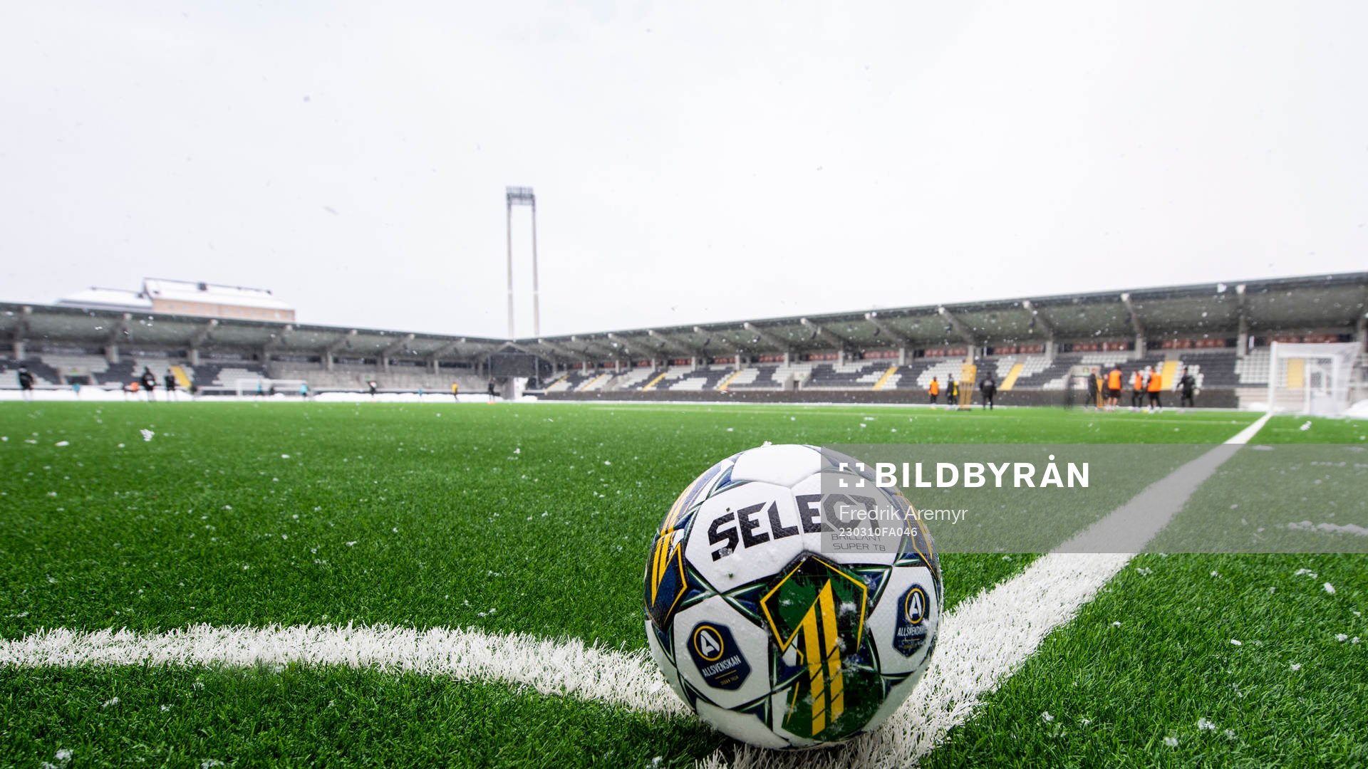 en boll under en träning med Häcken den 10 mars 2023 i Göteborg. 