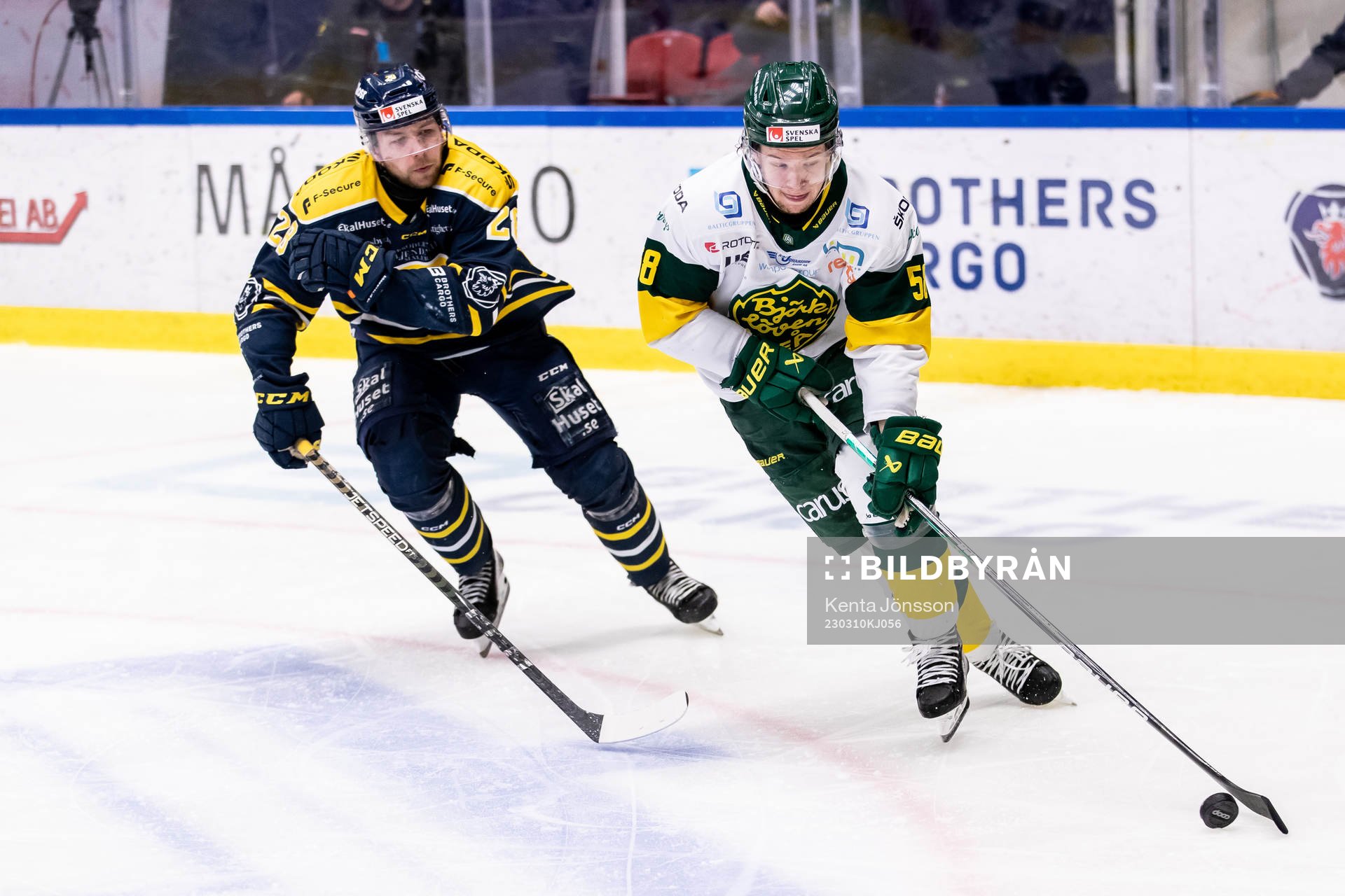 Södertäljes Emil Alba och Björklövens Kim Johansson