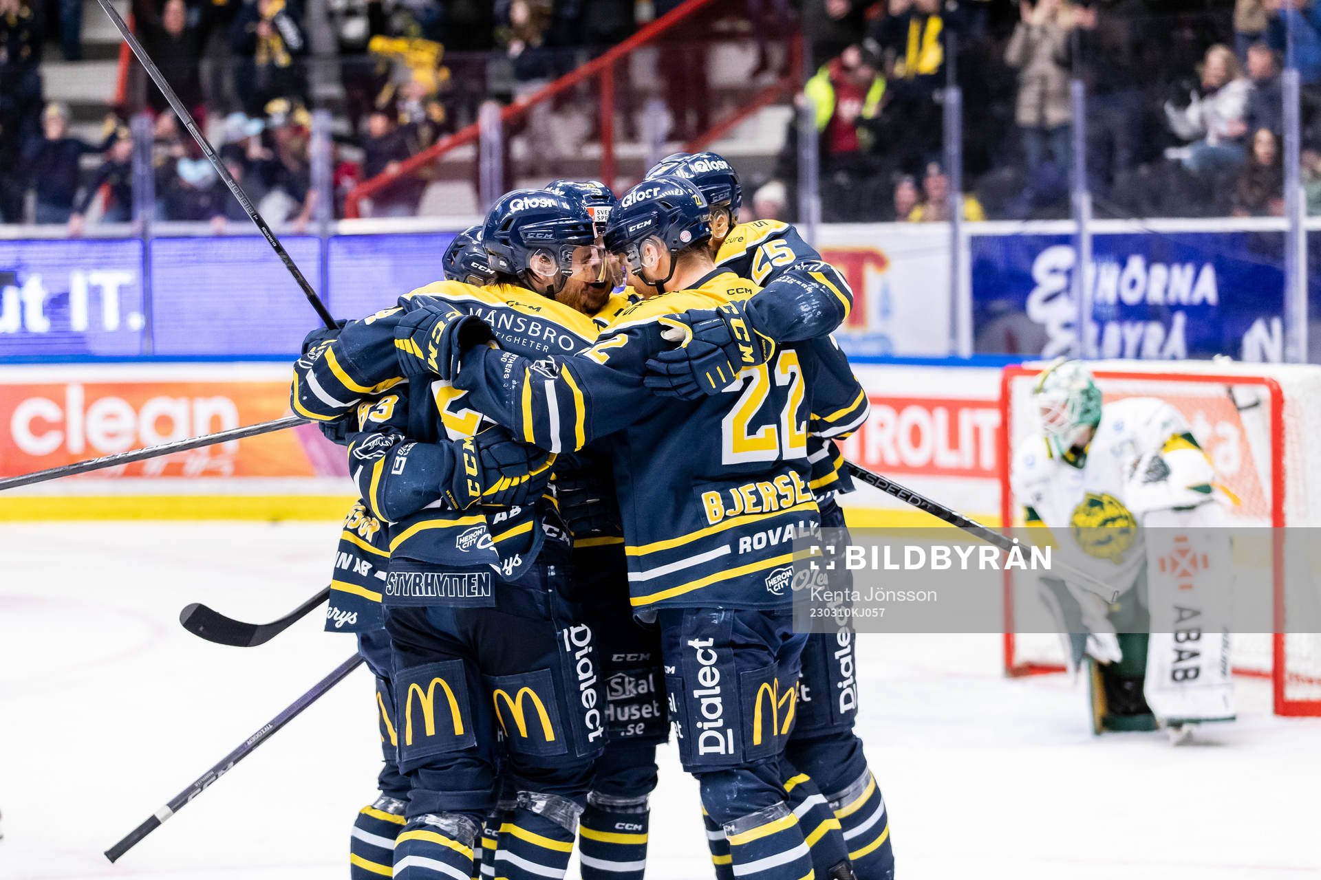 Södertäljes Jacob Dahlström jublar med lagkamrater