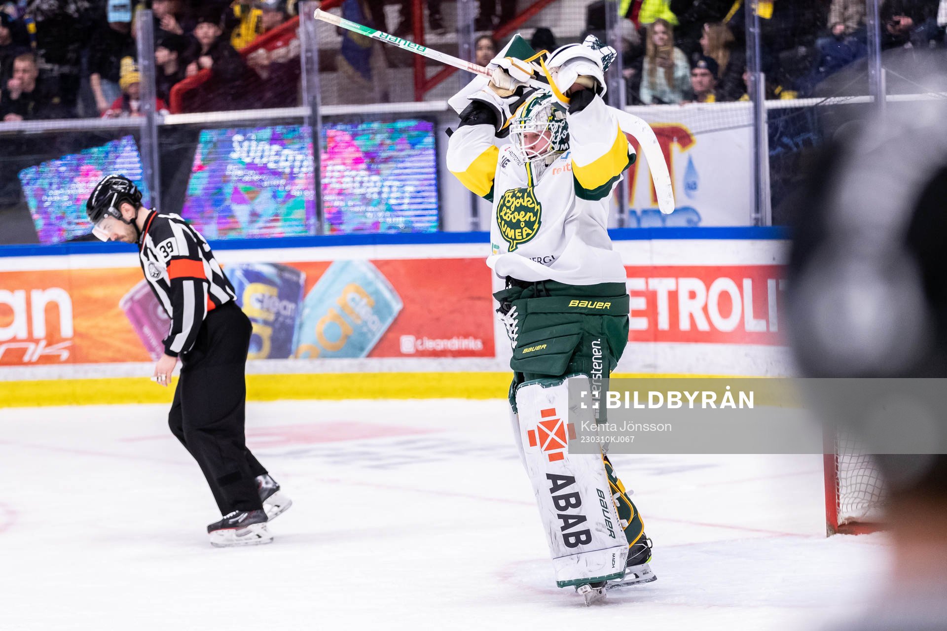 Björklövens målvakt Joona Voutilainen jublar