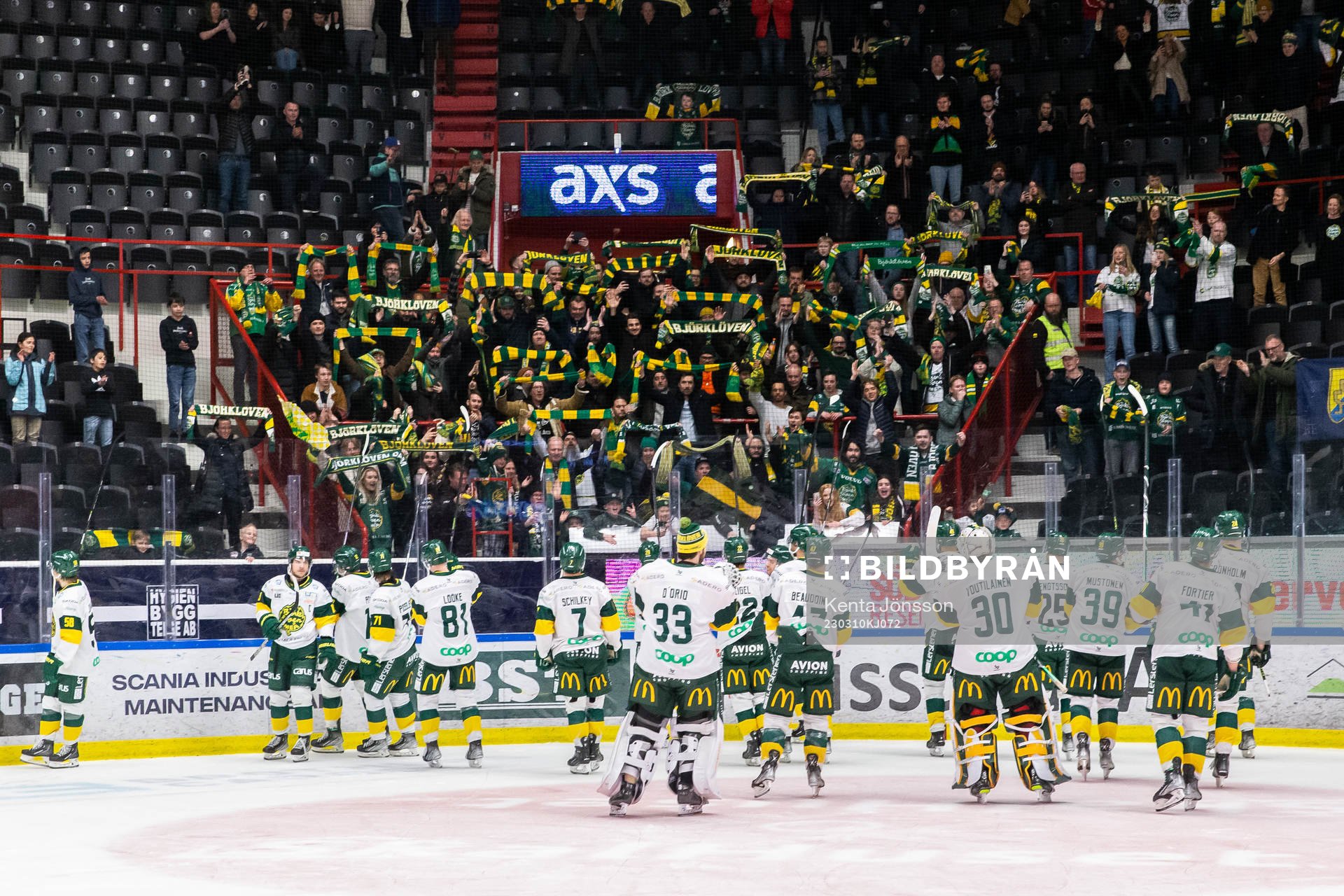 Björklövens spelare jublar mot sina supportar