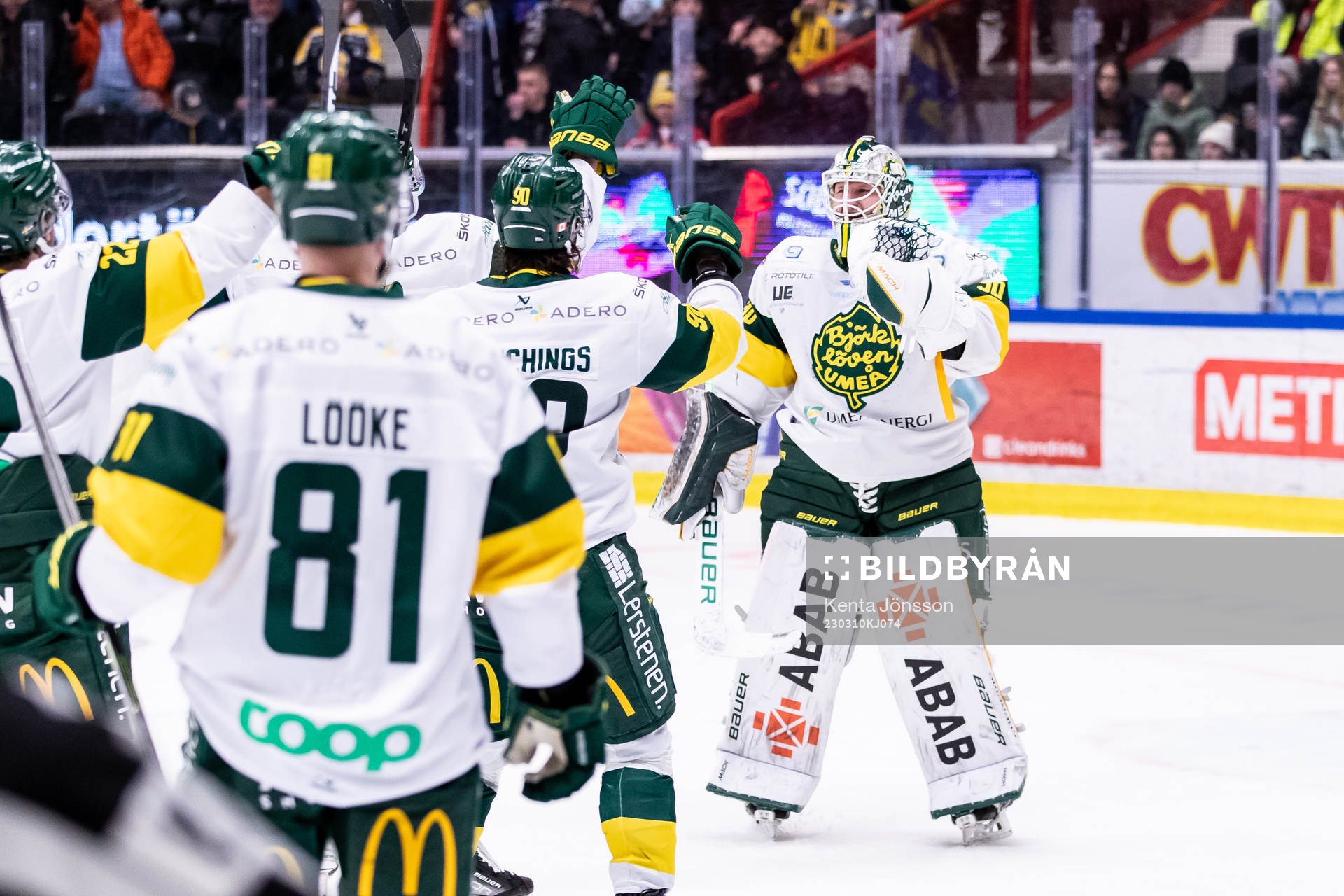 Björklövens målvakt Joona Voutilainen jublar med