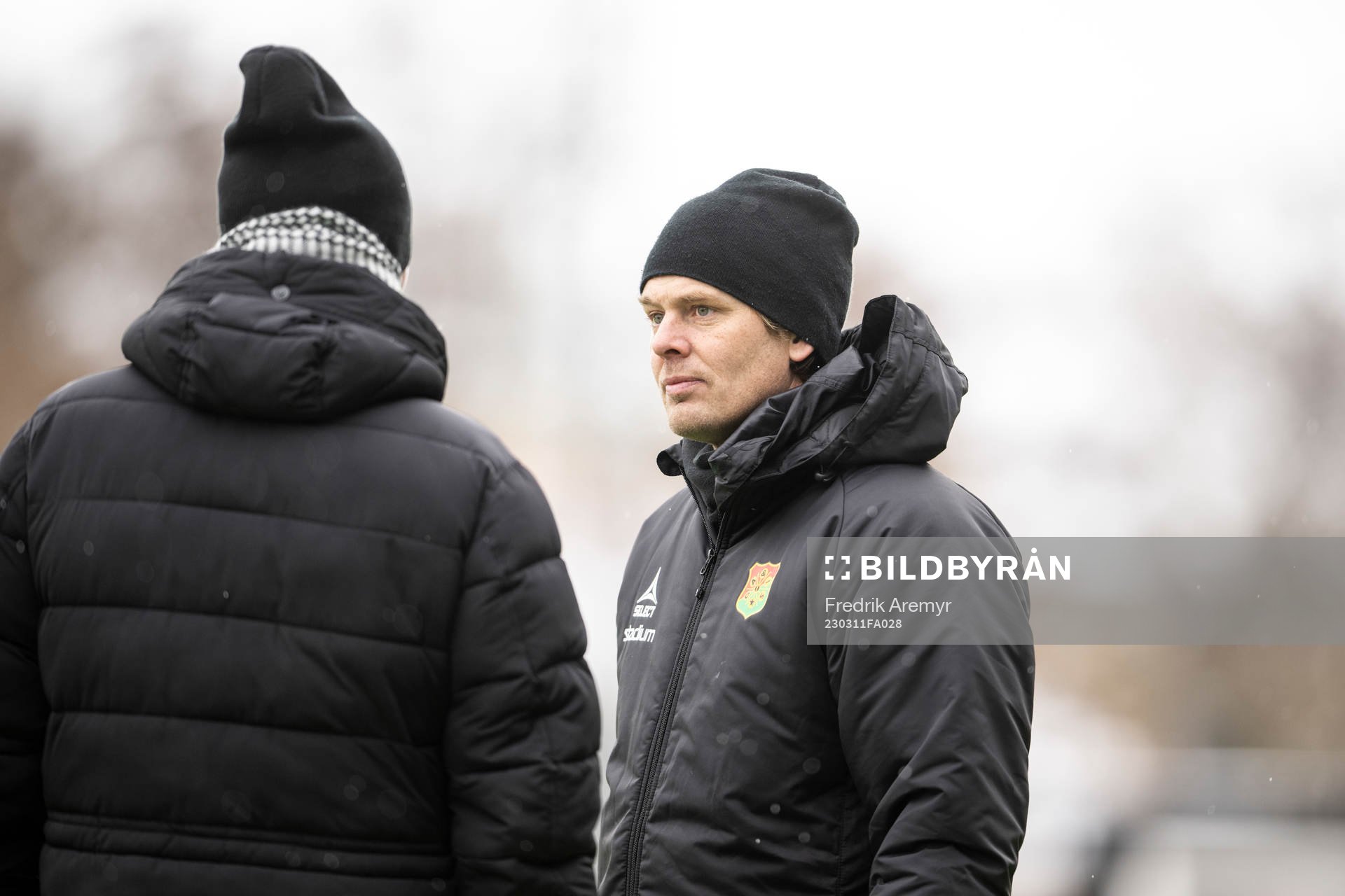 GAIS Klubbchef Magnus Sköldmark (med ryggen mot kameran)