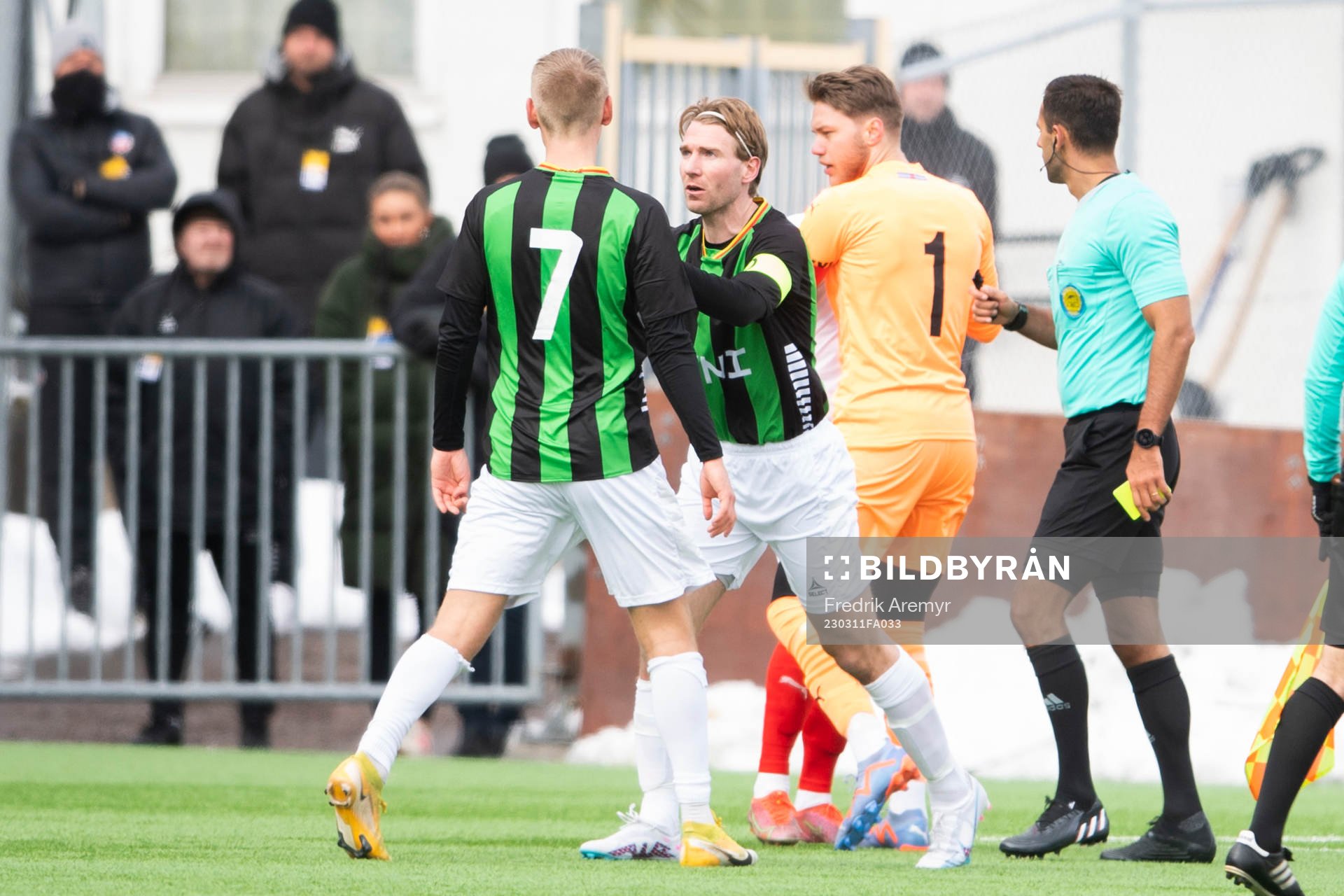 GAIS August Wängberg håller undan Joackim Åberg
