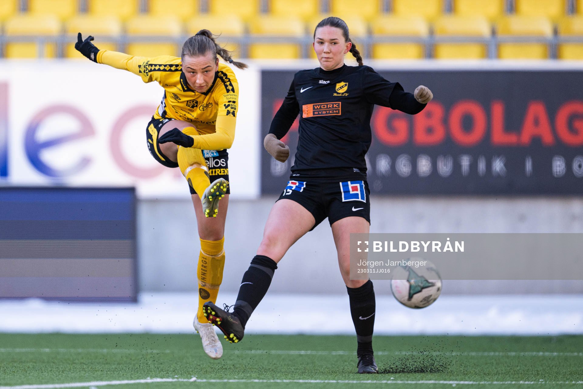 Elfsborgs Stina Jensen och Mariebos Linn Törnberg
