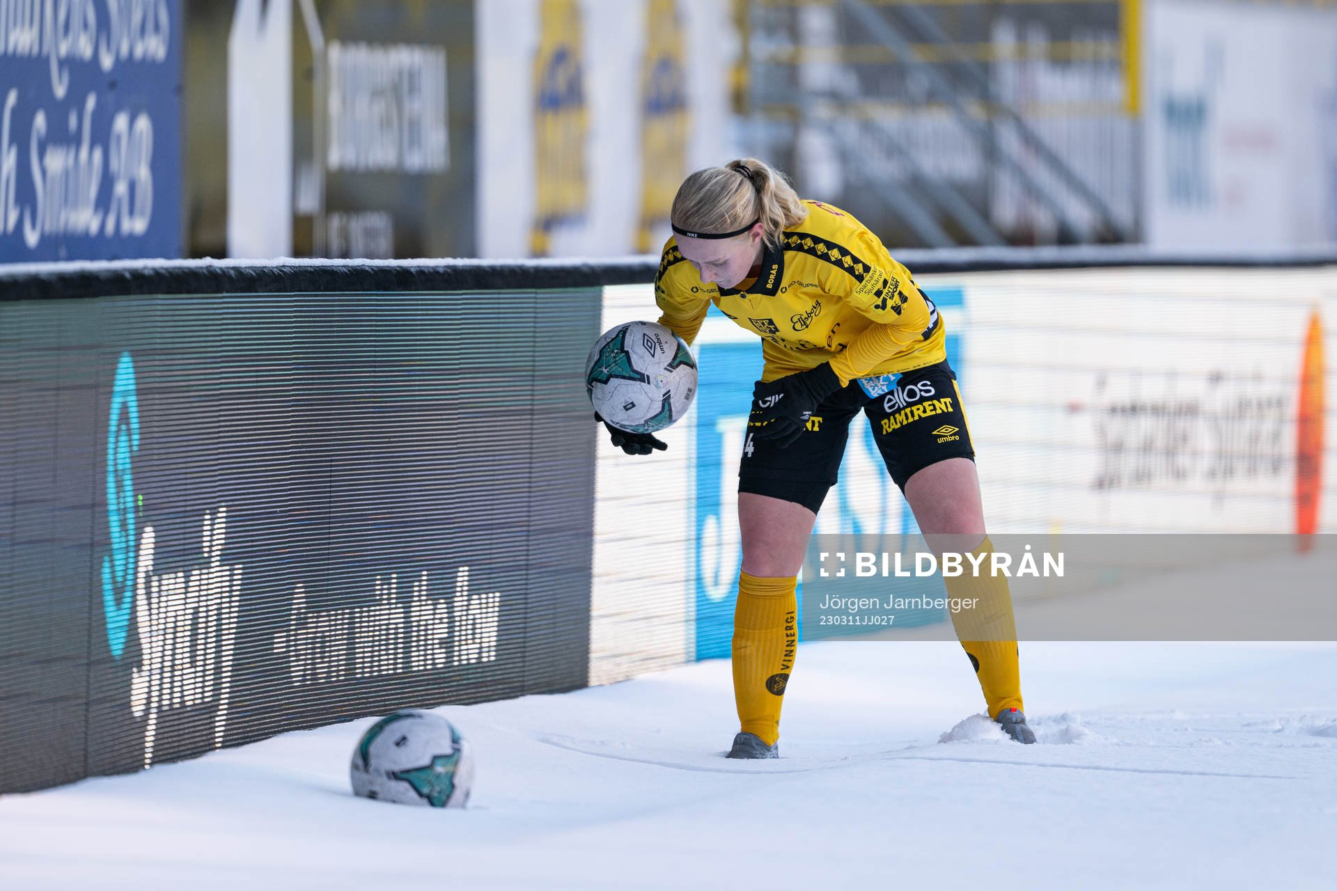 Elfsborgs Alva Sjöström hämtar bollen i snön