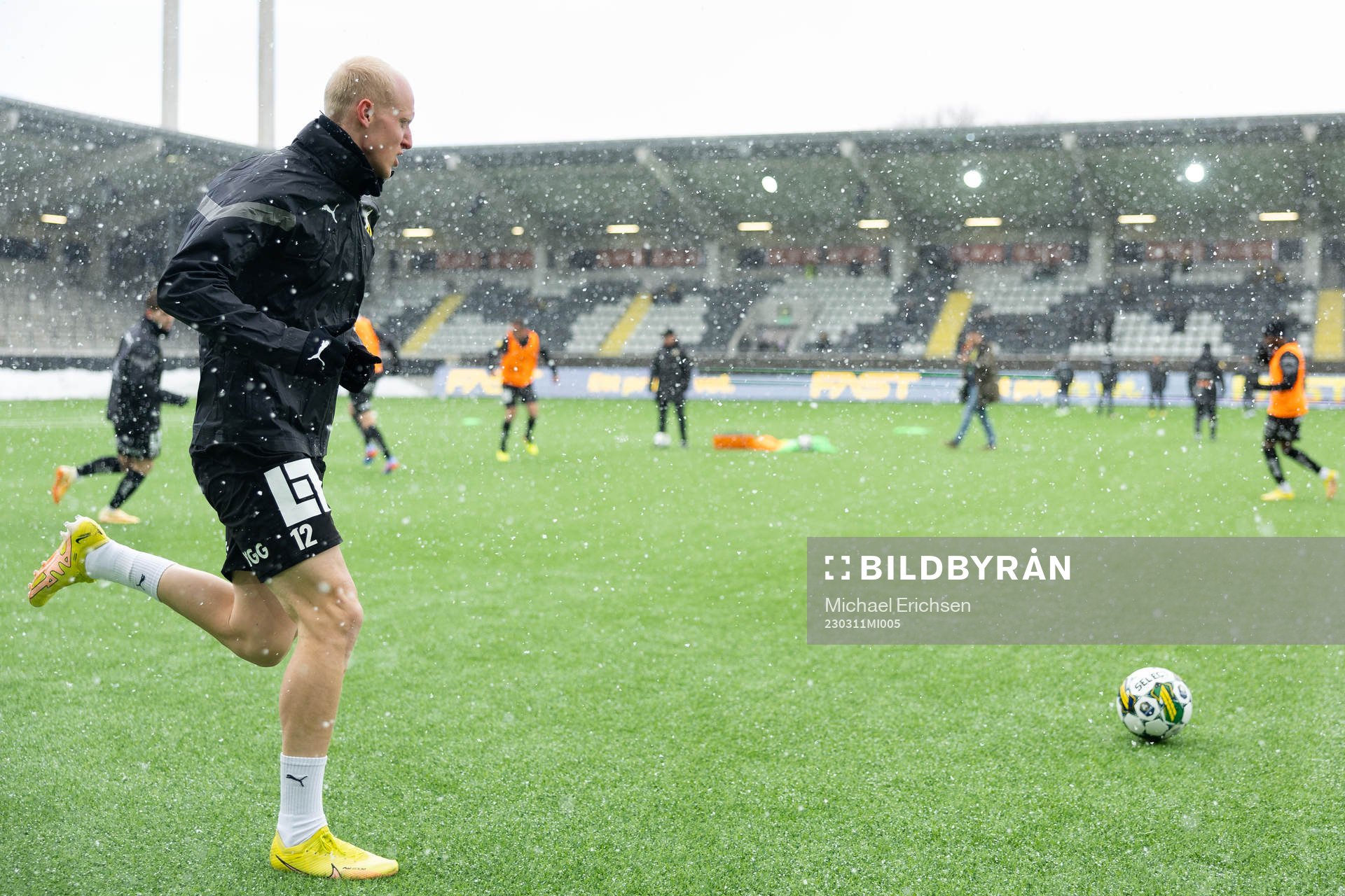 Häckens Valgeir Fridriksson värmer upp innan