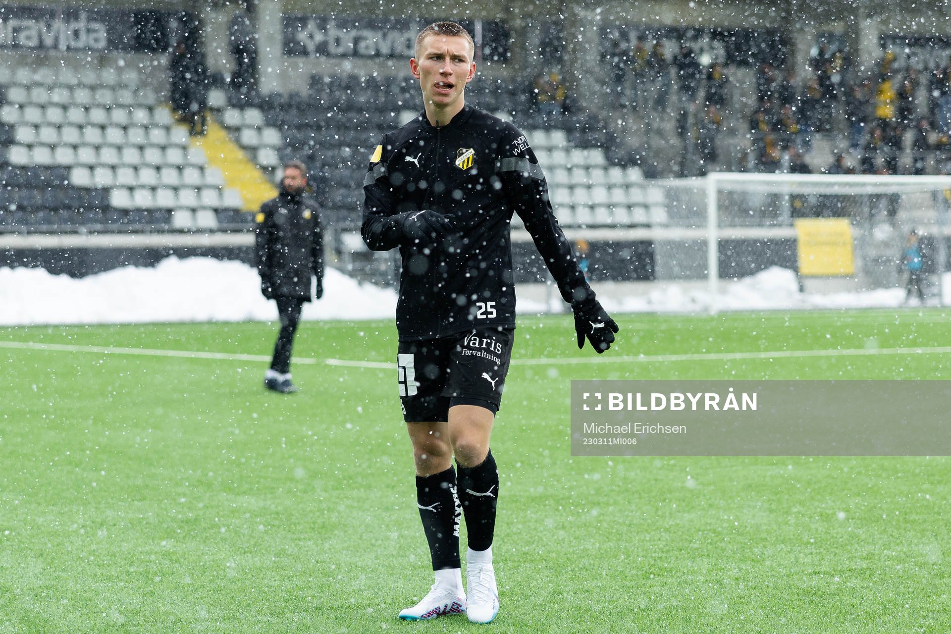 Häckens Kristoffer Lund Hansen värmer upp innan