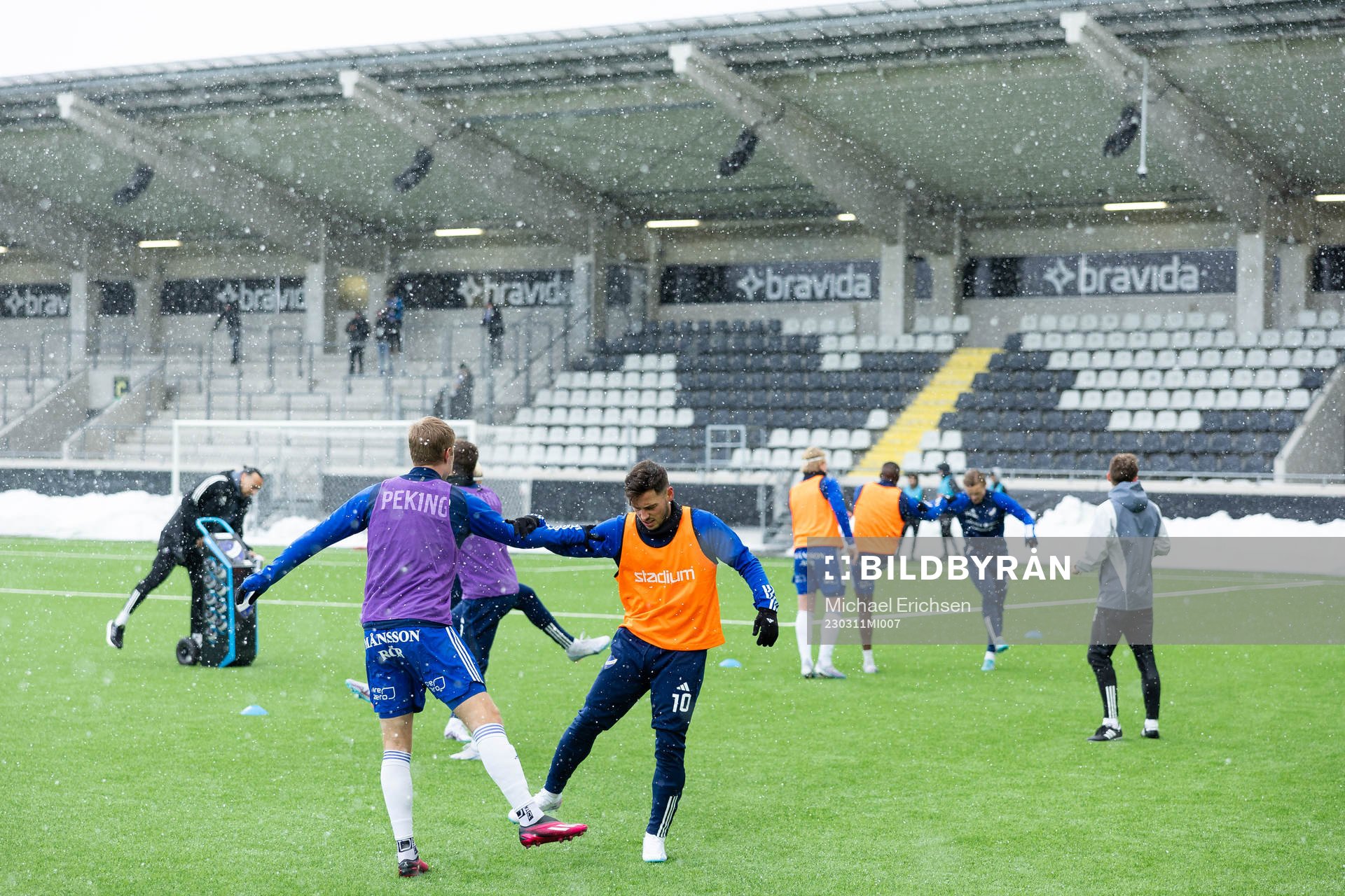 IFK Norrköpings spelare värmer upp innan  kvartsfinalen i