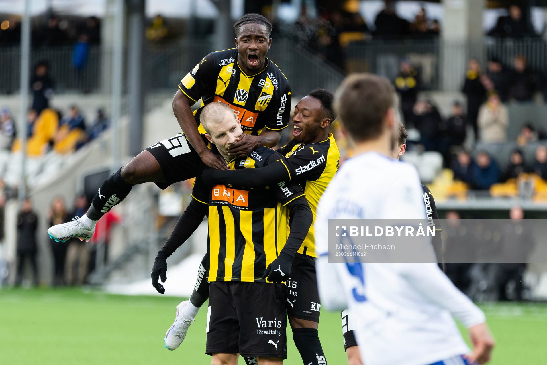 Häckens Simon Gustafson med jublande lagkamrater