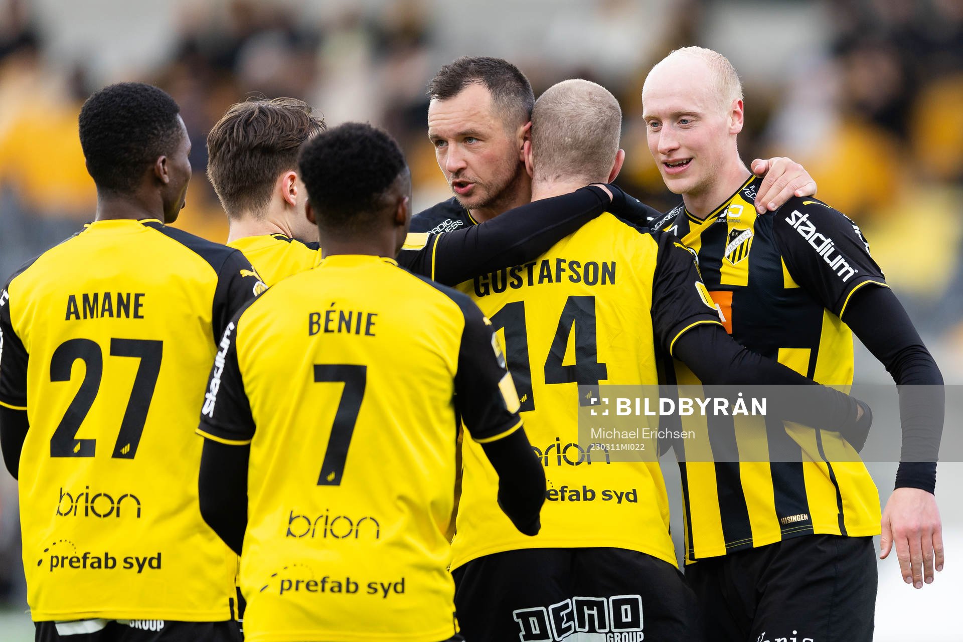 Häckens Simon Gustafson jublar med lagkamrater
