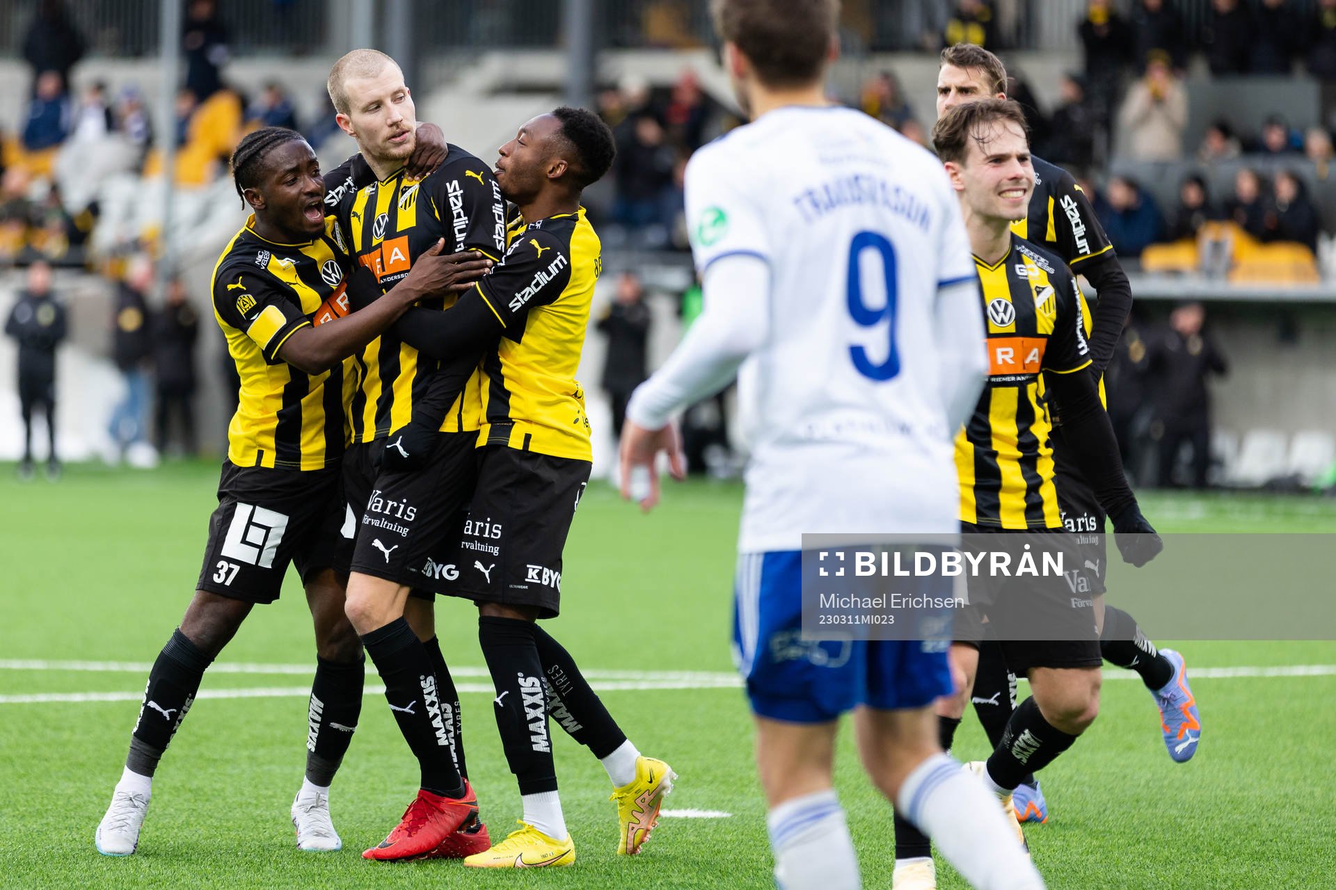 Häckens Simon Gustafson jublar med lagkamrater