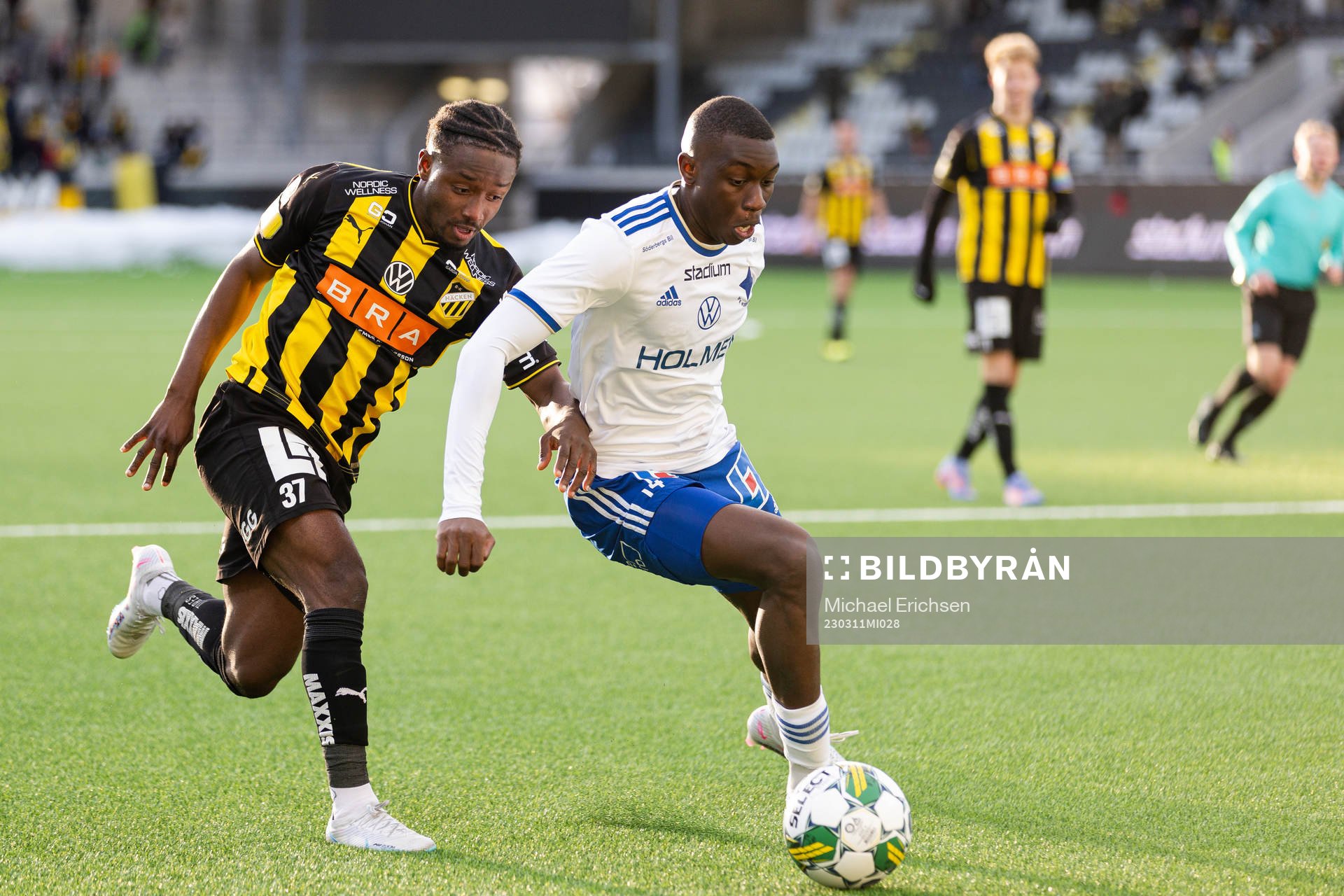 Häckens Ibrahim Sadiq och IFK Norrköpings Yahya Kalley under kvartsfinalen i Svenska Cupen i fotboll mellan Häcken och IFK Norrköping den 11 mars 2023 i Göteborg.