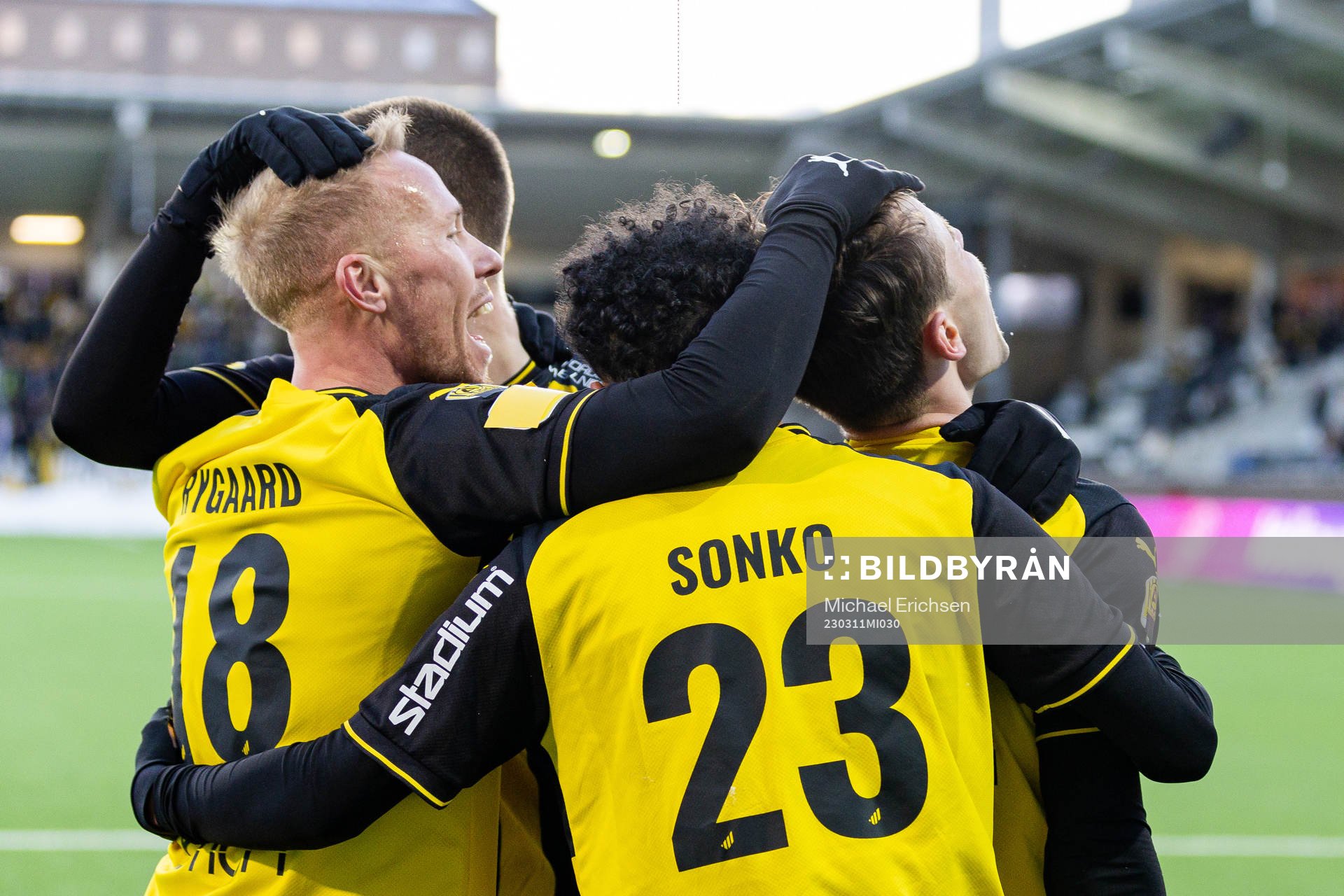 Häckens Mikkel Rygaard Jensen och Lars Olden Larsen jublar efter 2-0 under kvartsfinalen i Svenska Cupen i fotboll mellan Häcken och IFK Norrköping den 11 mars 2023 i Göteborg.
