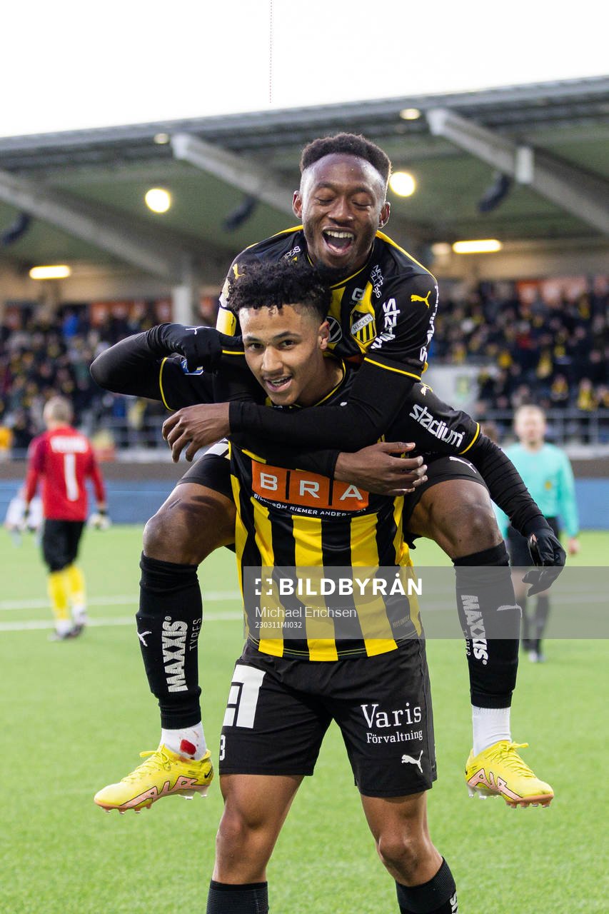 Häckens Momodou Lamin Sonko och Benie Adama Traore jublar