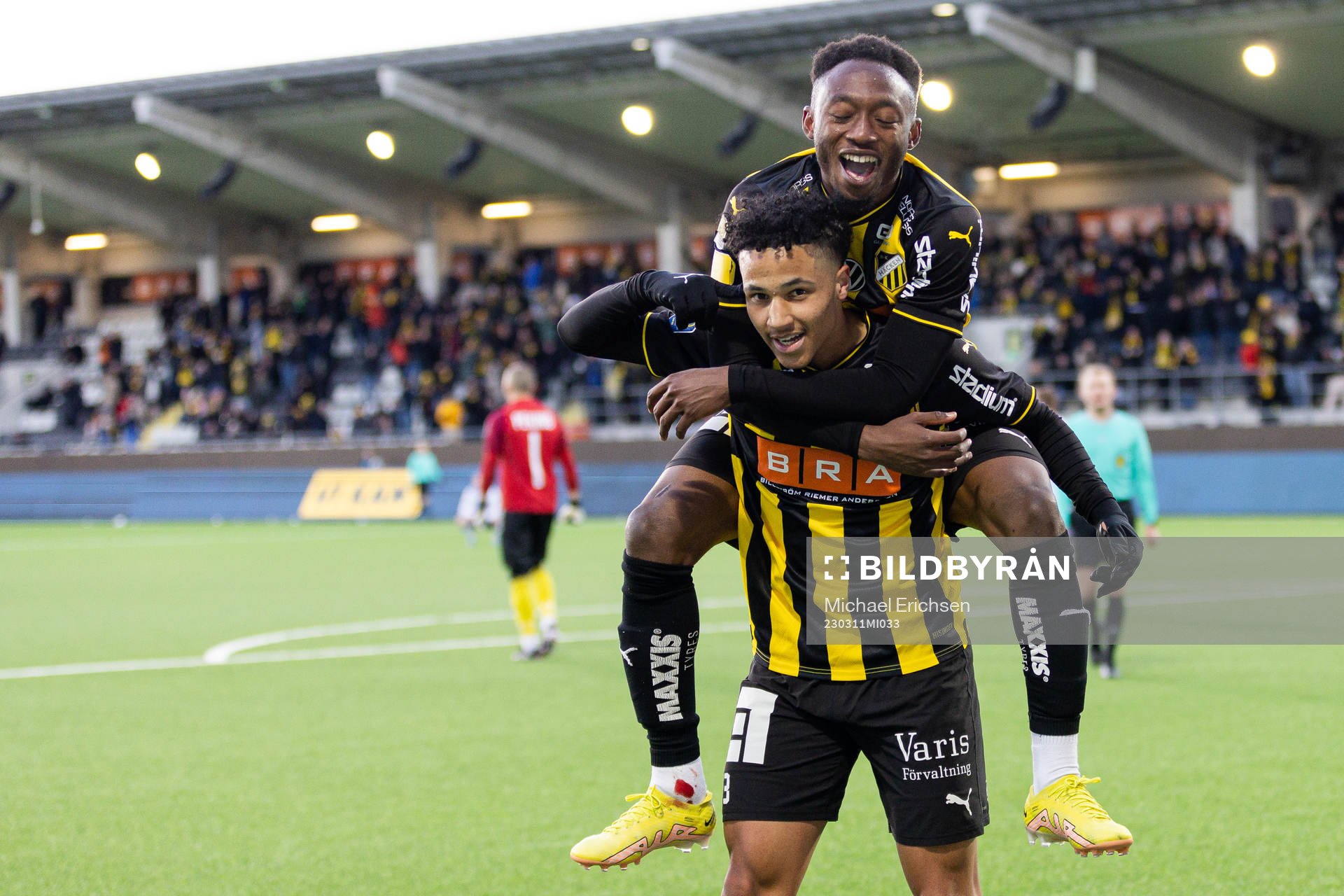 Häckens Momodou Lamin Sonko och Benie Adama Traore jublar