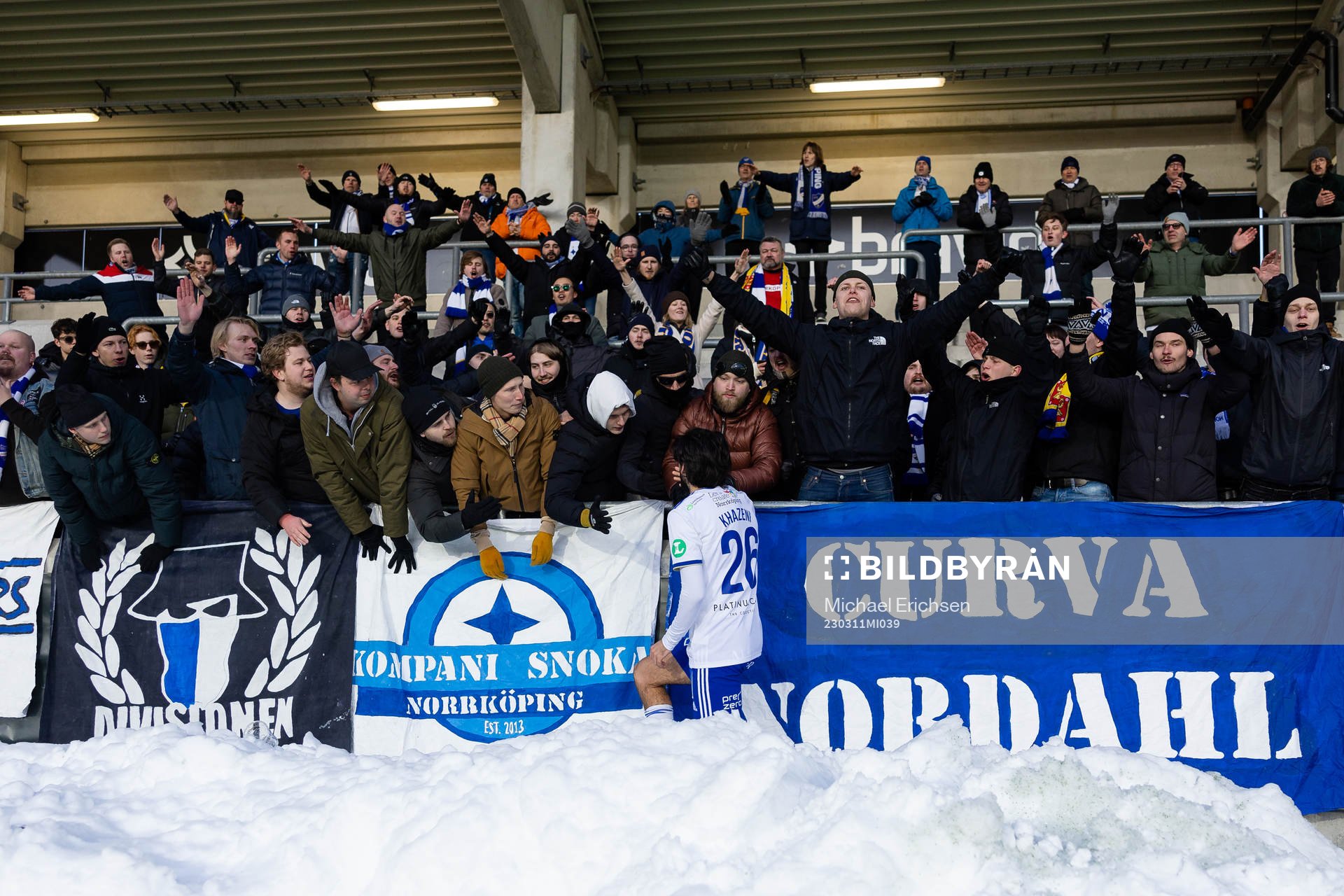 IFK Norrköpings Kristoffer Khazeni tackar fansen efter kvartsfinalen i Svenska Cupen i fotboll mellan Häcken och IFK Norrköping den 11 mars 2023 i Göteborg.