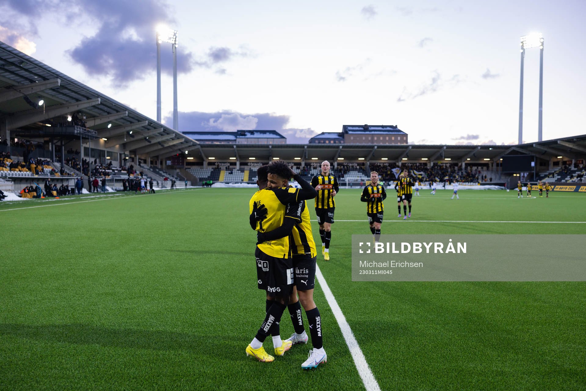 Häckens Momodou Lamin Sonko jublar ihop med Benie Adama
