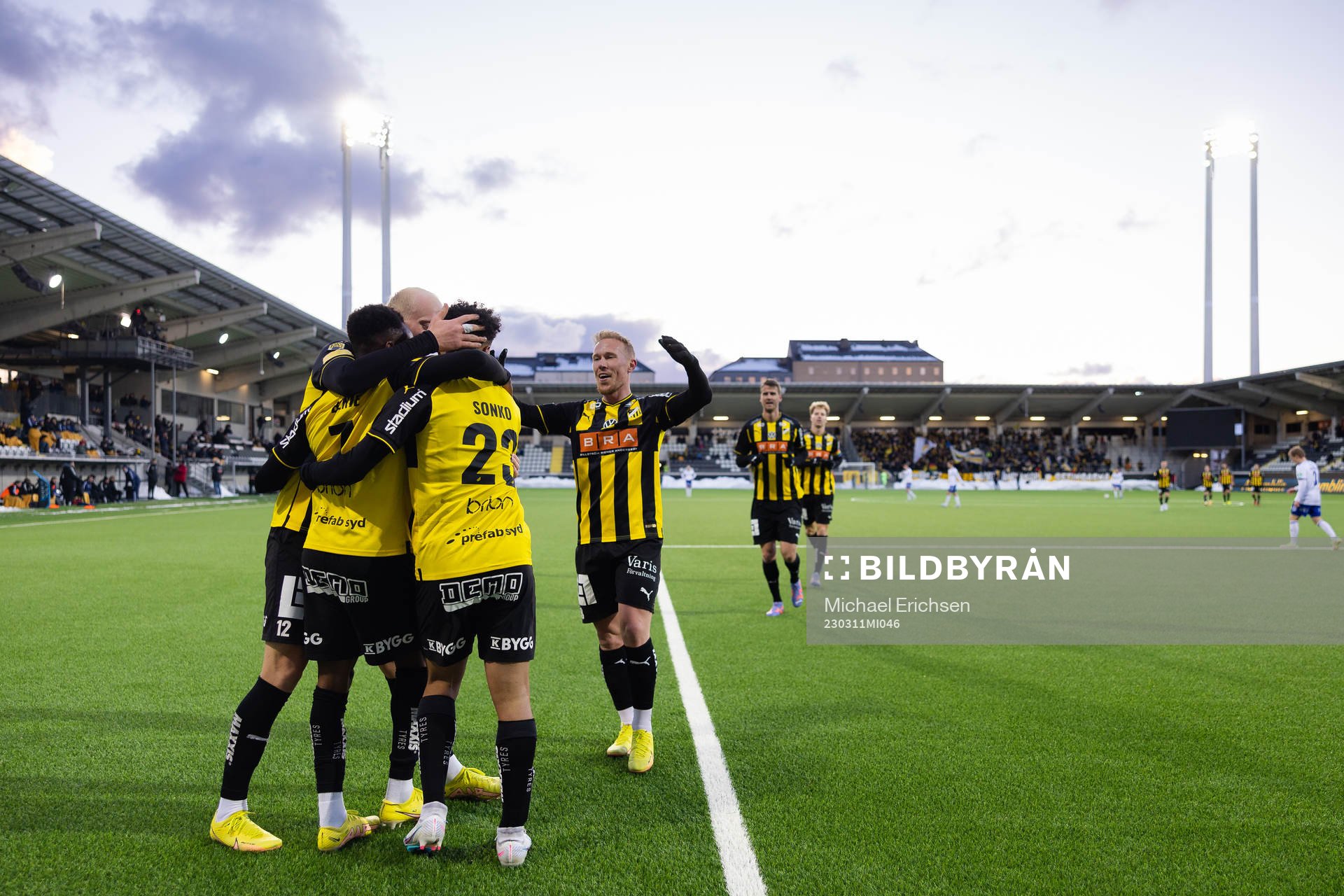 Häckens Momodou Lamin Sonko jublar med lagkamrater