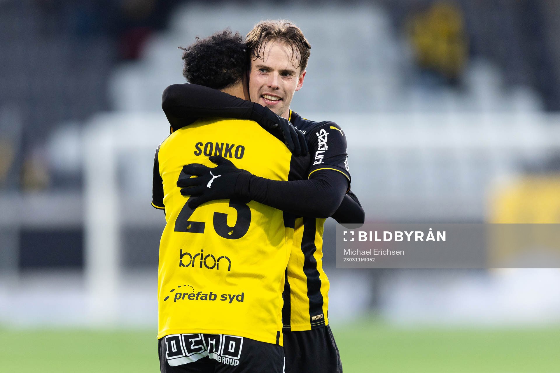 Häckens Momodou Lamin Sonko och Lars Olden Larsen jublar
