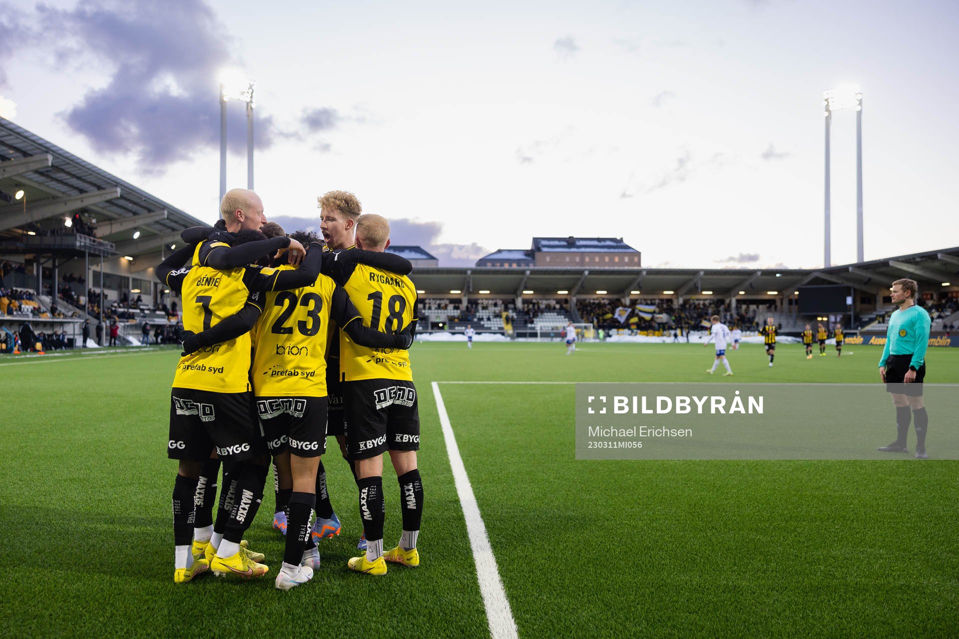 Häckens Momodou Lamin Sonko jublar med lagkamrater