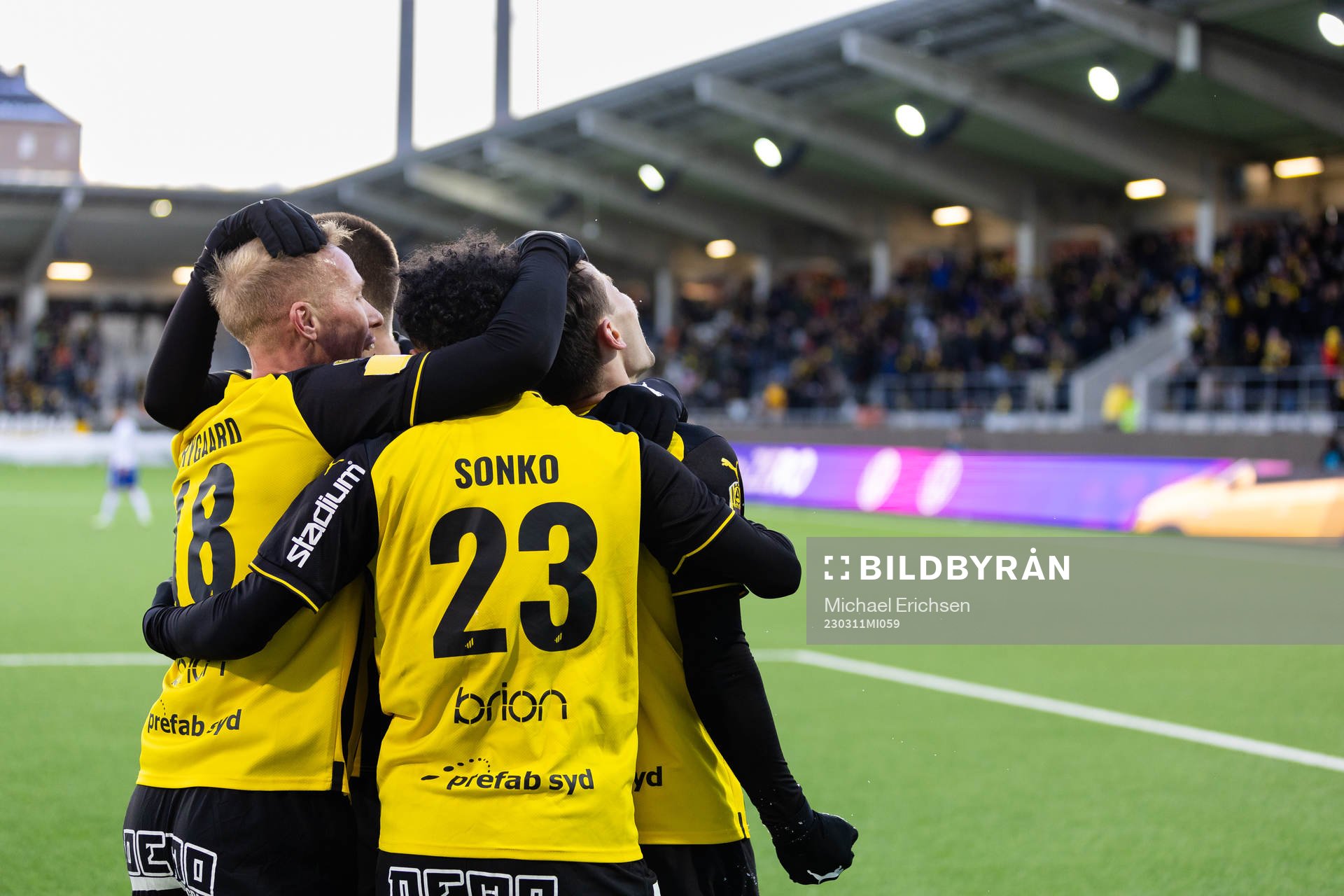 Häckens Lars Olden Larsen jublar med lagkamrater