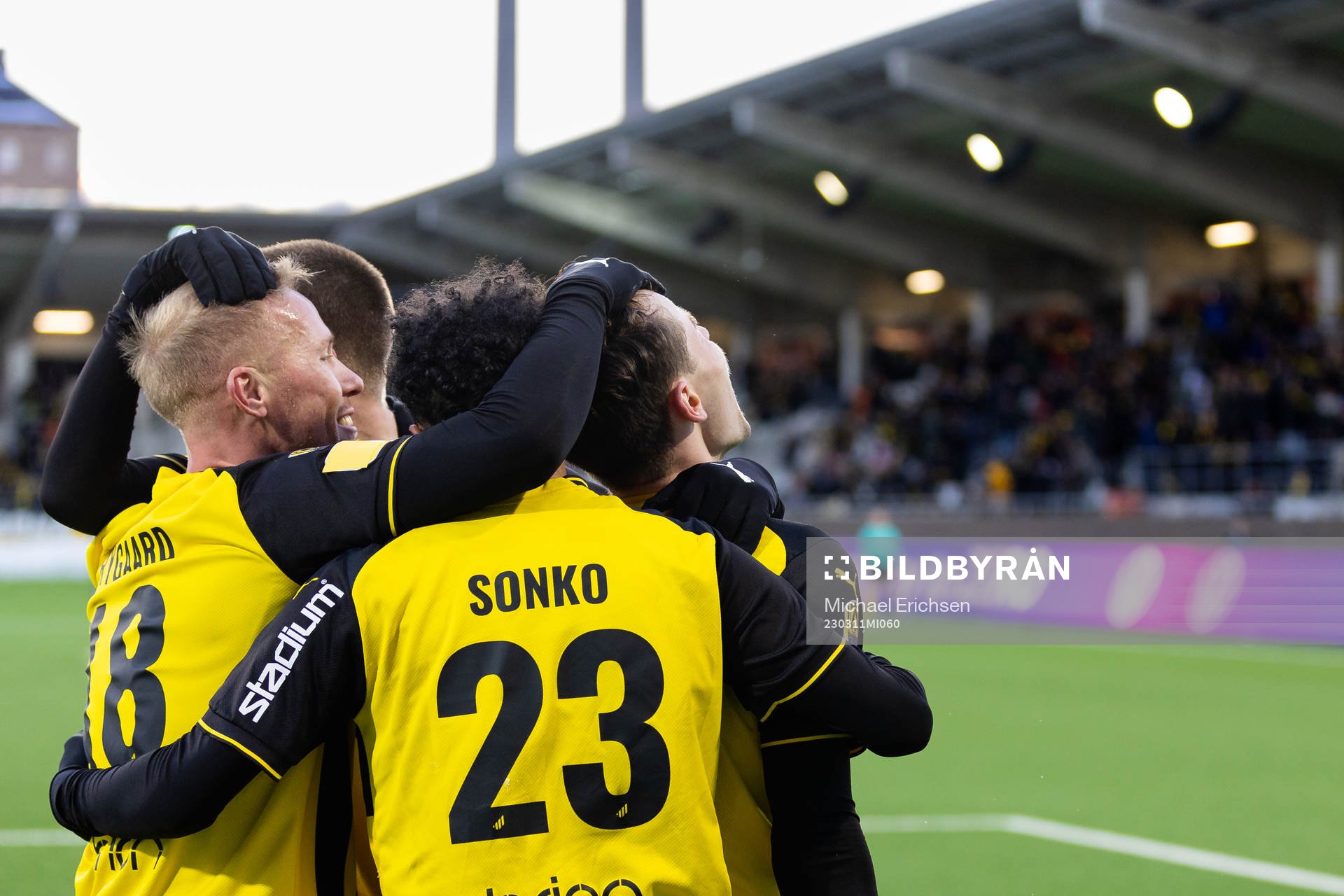 Häckens Lars Olden Larsen jublar med lagkamrater